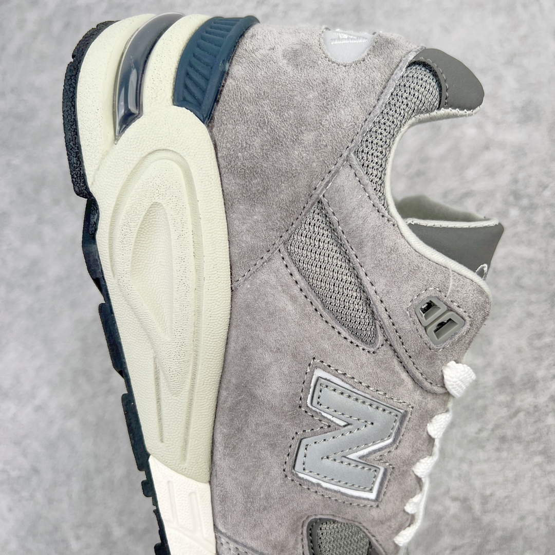 图片[6]-＃K版纯原福利 New Balance M990GB2 新百伦NB990V2 元祖灰 第二代总统复古慢跑鞋 正确3M反光细节 原楦原纸版开发 正确6层组合底模精密开发 搭载全新碳素中底 后跟透明TPU水晶装饰条稳固 沿用了引以为傲的跑鞋手工技艺 采用猪皮绒面并包裹局部透气网面的鞋身设计 菱网鞋舌上刻有New Balance USA 鞋面依旧身着经典的大热之灰 彰显了其高端的品质身份 尺码：36 37 37.5 38 38.5 39 40 40.5 41.5 42 42.5 43 44 45-选品中心