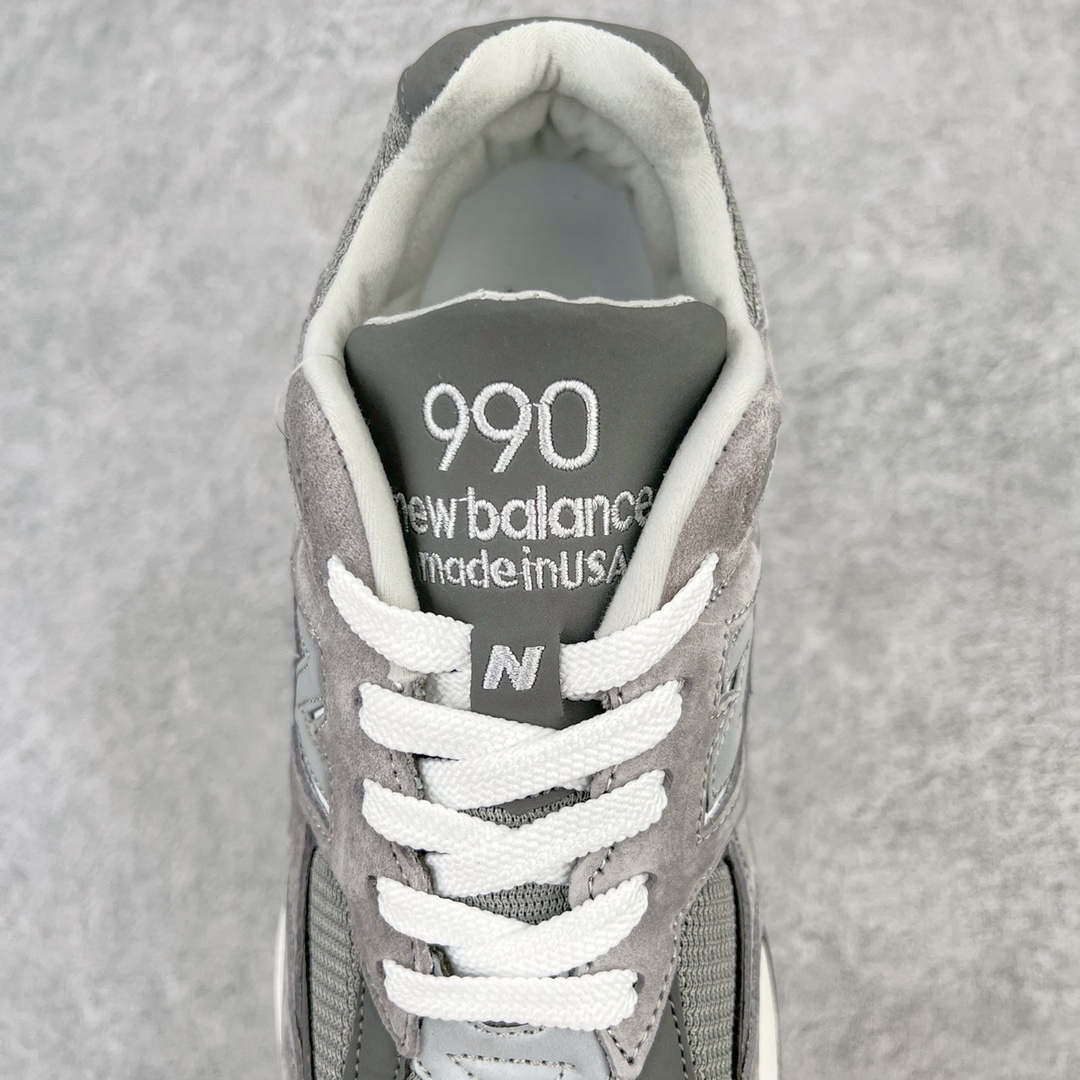 图片[5]-＃K版纯原福利 New Balance M990GB2 新百伦NB990V2 元祖灰 第二代总统复古慢跑鞋 正确3M反光细节 原楦原纸版开发 正确6层组合底模精密开发 搭载全新碳素中底 后跟透明TPU水晶装饰条稳固 沿用了引以为傲的跑鞋手工技艺 采用猪皮绒面并包裹局部透气网面的鞋身设计 菱网鞋舌上刻有New Balance USA 鞋面依旧身着经典的大热之灰 彰显了其高端的品质身份 尺码：36 37 37.5 38 38.5 39 40 40.5 41.5 42 42.5 43 44 45-选品中心