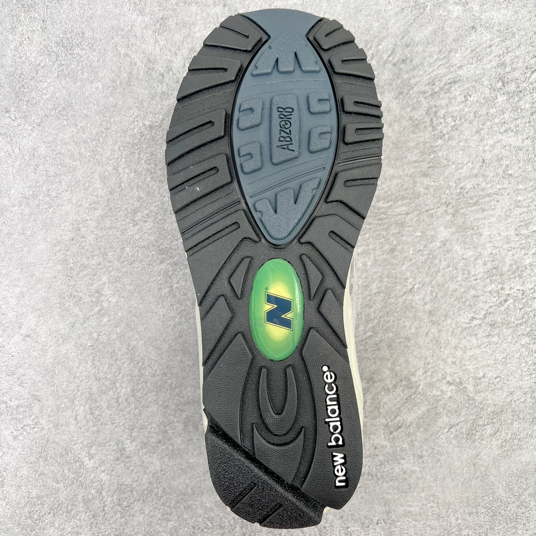 图片[9]-＃K版纯原福利 New Balance M990GB2 新百伦NB990V2 元祖灰 第二代总统复古慢跑鞋 正确3M反光细节 原楦原纸版开发 正确6层组合底模精密开发 搭载全新碳素中底 后跟透明TPU水晶装饰条稳固 沿用了引以为傲的跑鞋手工技艺 采用猪皮绒面并包裹局部透气网面的鞋身设计 菱网鞋舌上刻有New Balance USA 鞋面依旧身着经典的大热之灰 彰显了其高端的品质身份 尺码：36 37 37.5 38 38.5 39 40 40.5 41.5 42 42.5 43 44 45-选品中心