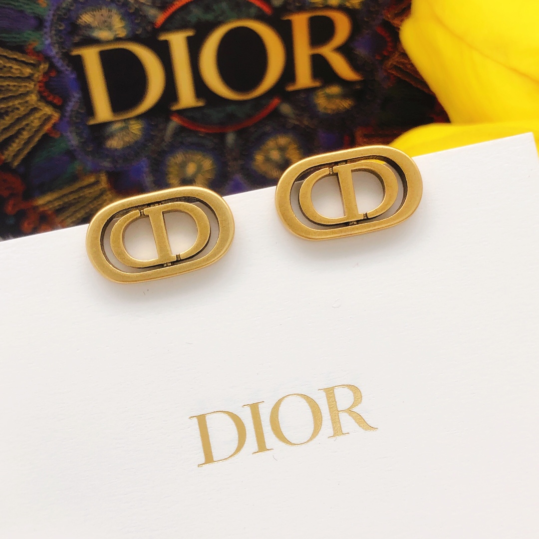 NO:104937,Number DED0220 Dior DIOR Original new product CD earrings High-end quality, 1:1 mold opening for the counter, original version of the counter is made of brass!  Advanced 925 silver needle anti-allergic treatment, CNC fine engraving, impeccable details, versatile and not picky about face shape, fashionable and confident and not ostentatious, making it charming. The goddess must-have mini overlap, jewelry quality, dior, dior19860909编号DED0220  迪奥DIOR 原单新品 CD耳钉 高端品质,专柜1:1开模,专柜原版同黄铜材质！高级925银针防过敏处理,CNC精雕刻,细节无可挑剔,百搭不挑脸型,时尚自信且不张扬,使其魅力爆灯.女神必备款迷你重叠,饰品精品,dior,dior,Jewelry