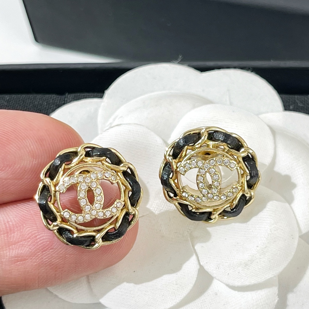 新款☑️CHANEL香奈儿双c黑皮绳耳钉