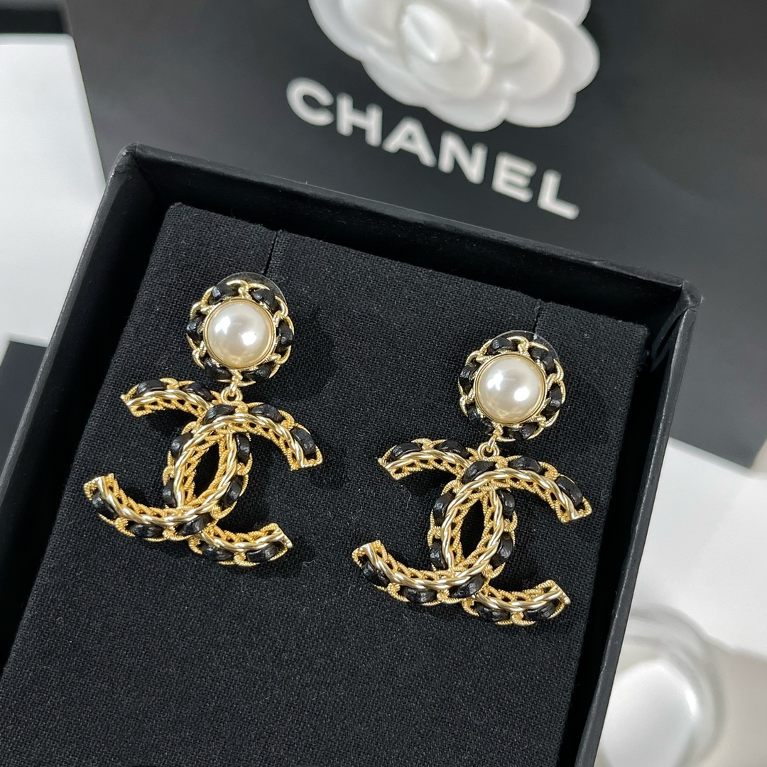 新款☑️CHANEL香奈儿双c黑皮绳耳钉耳环
