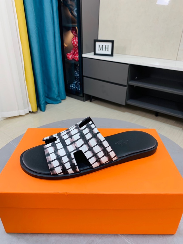 H0    爱马仕Hermès男款拖鞋，经典之最✔️明星、网红、都抵挡不住它的诱惑，纯手工精心制作的✔️✔️垫脚舒适透气，定制双层真皮中底.上脚更舒适.对版H型.