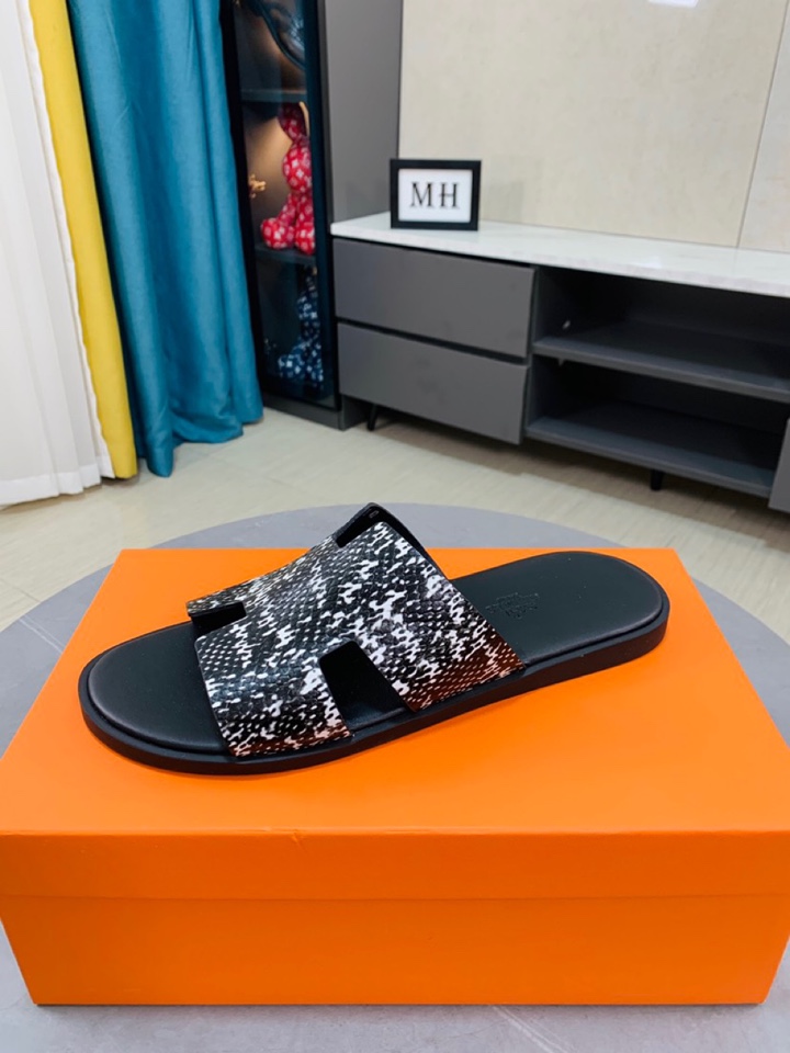 H0    爱马仕Hermès男款拖鞋，经典之最✔️明星、网红、都抵挡不住它的诱惑，纯手工精心制作的✔️✔️垫脚舒适透气，定制双层真皮中底.上脚更舒适.对版H型.