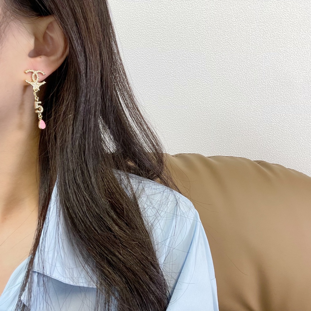 新款☑️CHANEL香奈儿双c粉钻水滴耳钉耳环