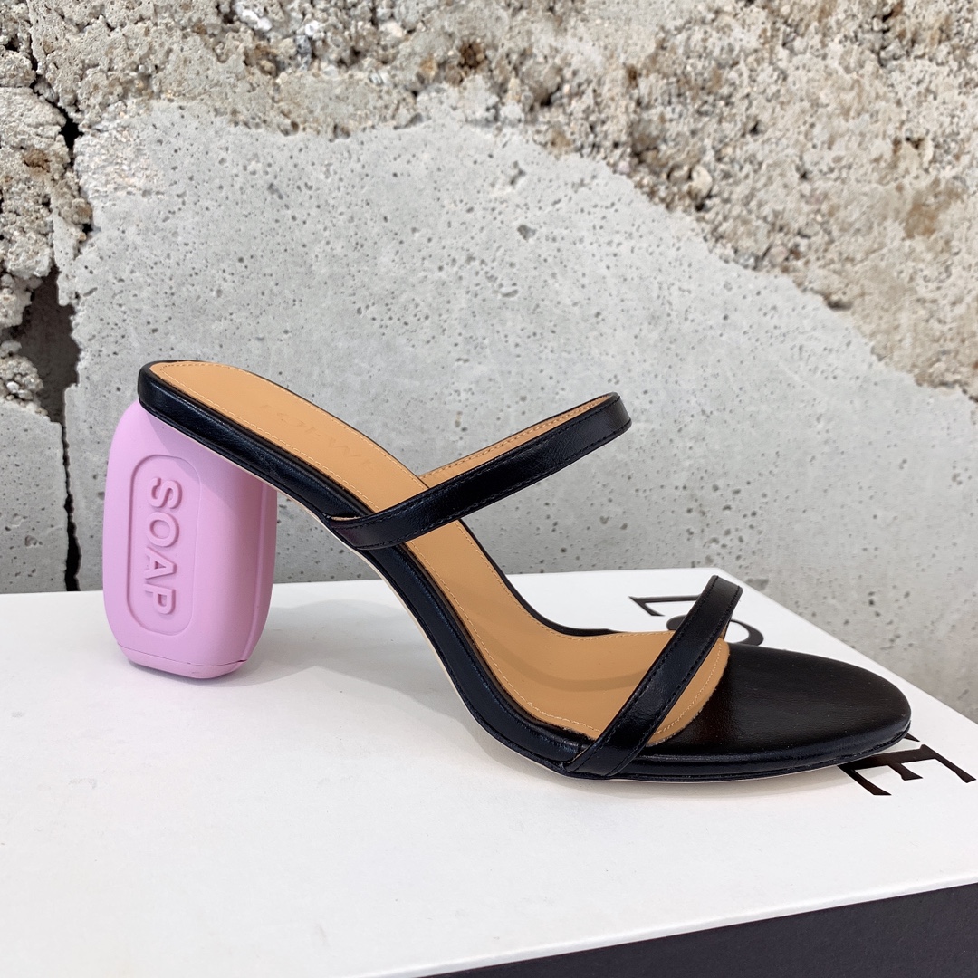 “Loewe 2022 Sandals: Unconventional, Artistic, and Intriguing Accessories Collection” - 图片 4