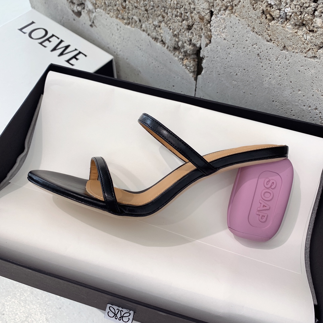 “Loewe 2022 Sandals: Unconventional, Artistic, and Intriguing Accessories Collection” - 图片 5