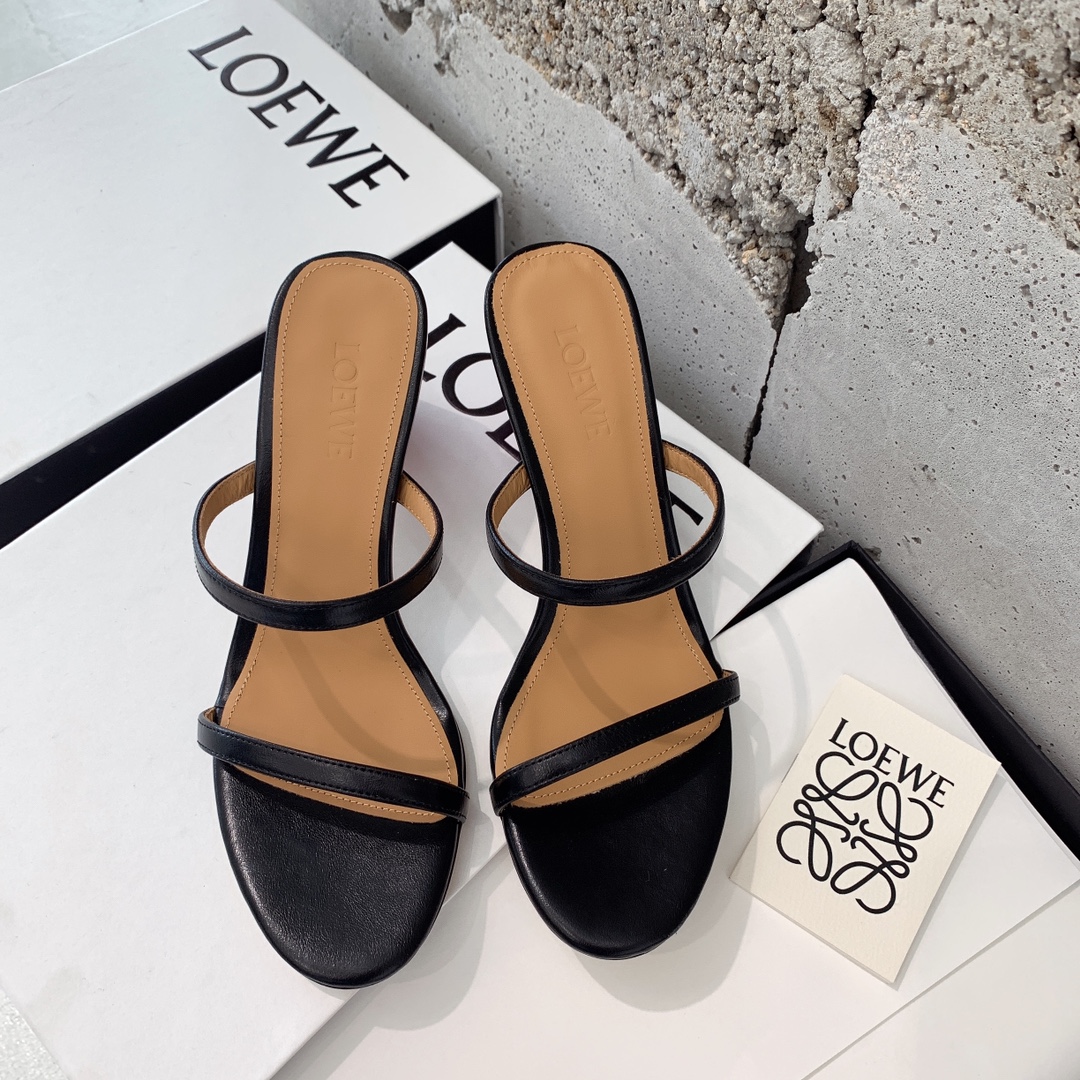 “Loewe 2022 Sandals: Unconventional, Artistic, and Intriguing Accessories Collection” - 图片 3