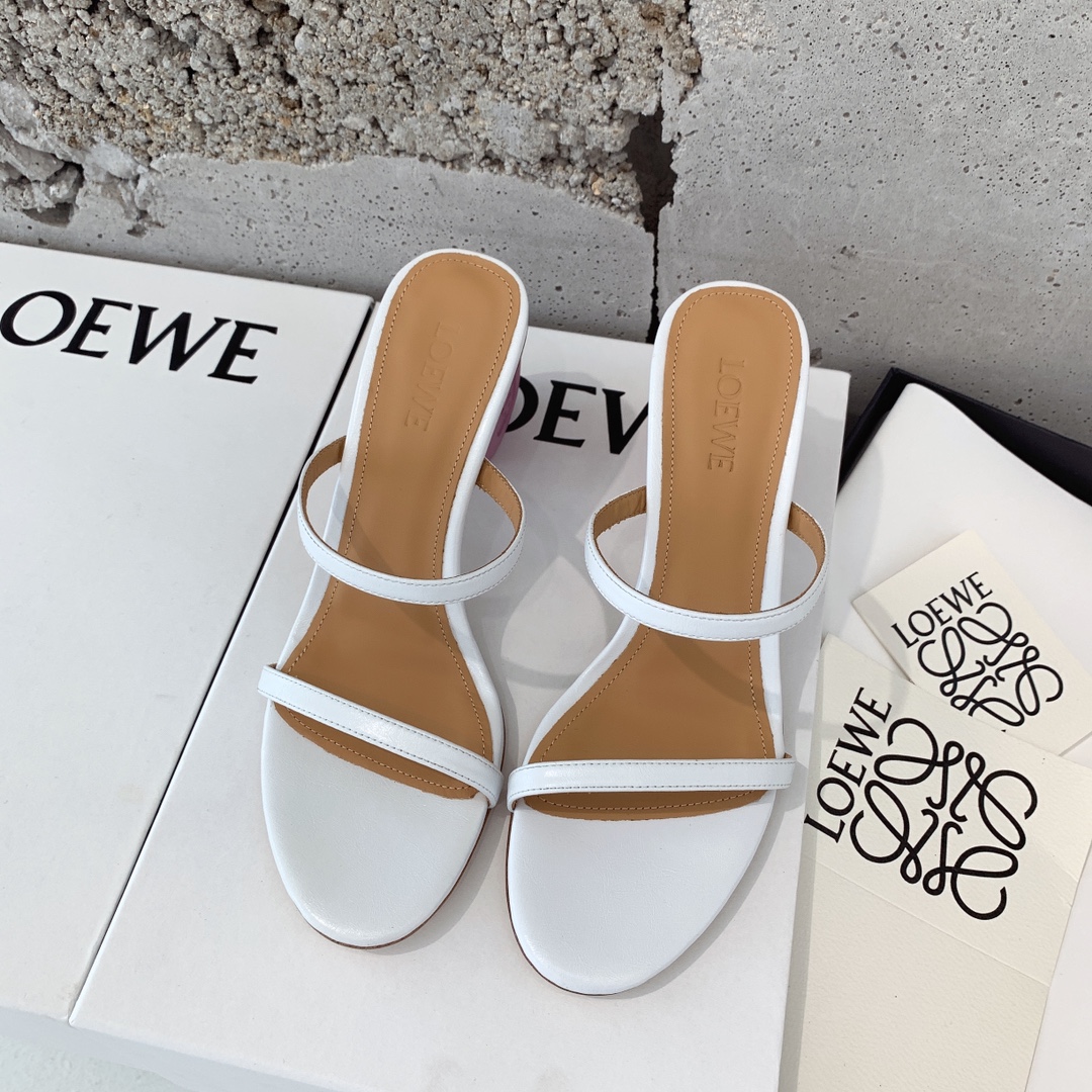 “Loewe’s 2022 Sandals: Unique Designs Beyond Shoes, Inspired by Everyday Objects”