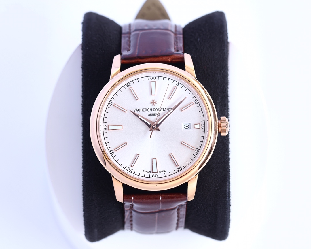 江诗丹顿 Vacheron Constsntin  纵横四海之作-专为男士设计 品牌 江诗丹顿 Vacheron Constsntin ～纵横四海系列 类型精致款男士腕表更卓越真男人[福] 纵横四海系列 表带真牛皮表带更舒适深受喜爱[福] 机芯8215机械机芯更稳定恒动永久[福] 材料矿物质超强镜面更耐磨厚感超强[福] 睿智风范 [福]大气设计 [福]王者归来 [福] 尺寸直径40mm-搭配原装针扣＋小牛皮表带! 睿智上市欢迎转载[發][發