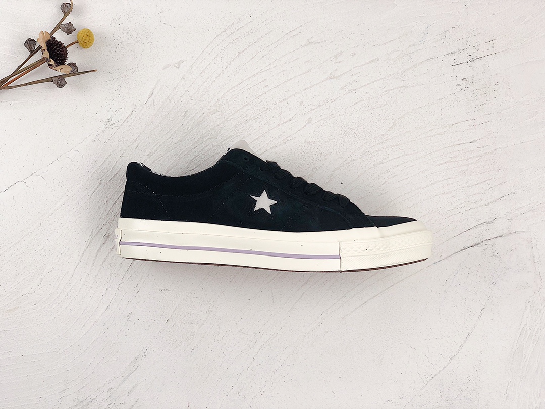 G0 【宋亚轩同款】Converse One Star Tropical Feet Black White 一星翻毛皮 One Star 新配色 经典黑印花鞋面采用翻毛皮材质 自然优雅 搭配标志性的One Star Logo一星经典立体标凸显充满现代感风格 融入SKATE元素 源于街头设计灵感 舒适的穿着体验 让你尽享运动中的乐趣