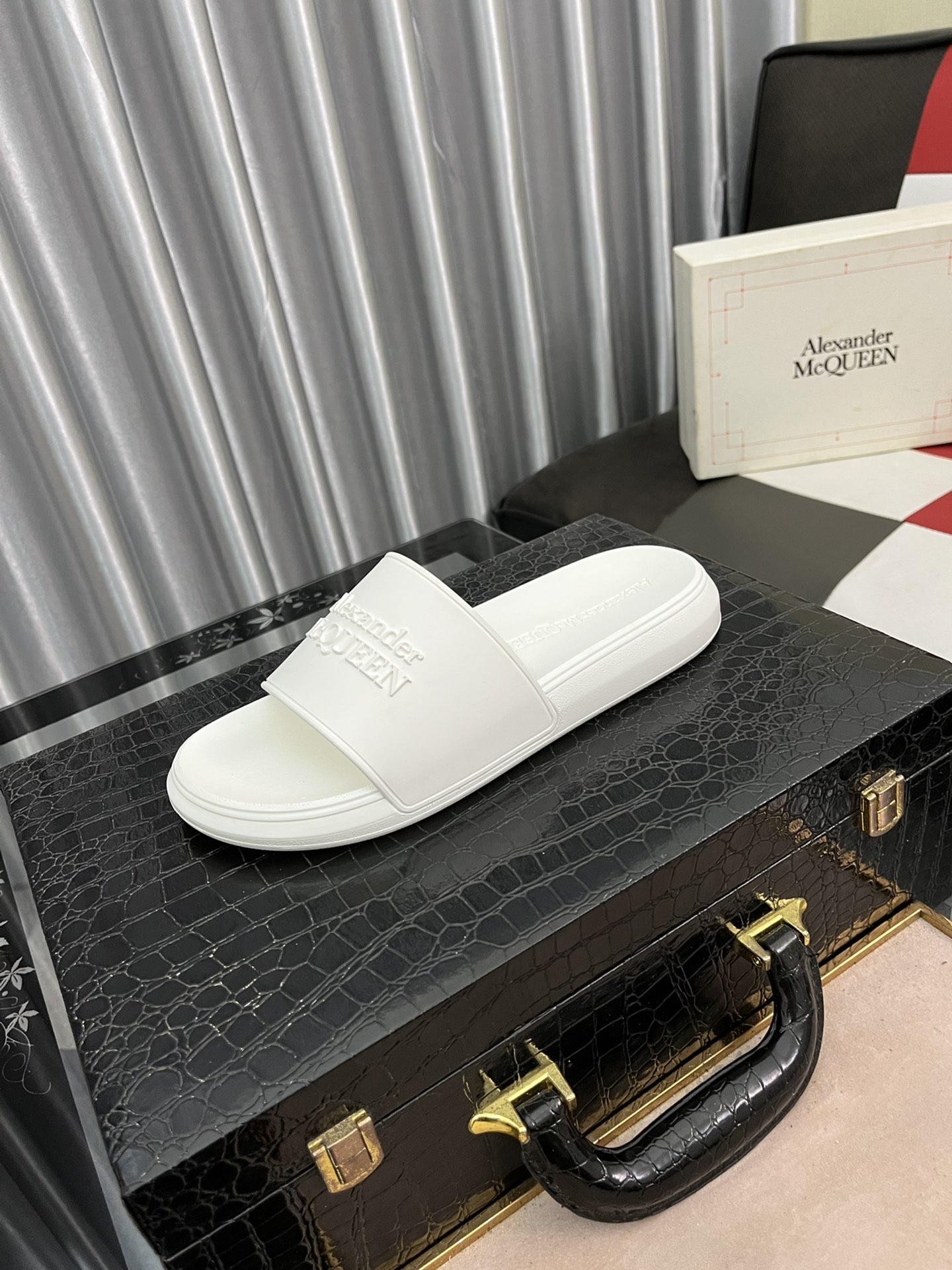 H0  情侣款CX- G5 22Alexander McQUEEN拖鞋再次升级为最高品质✅💪 麦昆 Alexander McQueen  春夏秋冬 顶级版本 代购级别✅🏆大底：PU+专柜1:1🏆鞋盒：原版米黄盒. 外加白翻盖合双层保护.布袋.手提袋.合格证1:1开模4件.