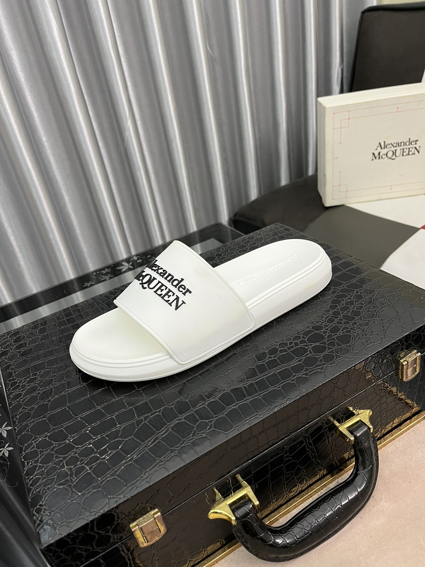 H0  情侣款CX- G5 22Alexander McQUEEN拖鞋再次升级为最高品质✅💪 麦昆 Alexander McQueen  春夏秋冬 顶级版本 代购级别✅🏆大底：PU+专柜1:1🏆鞋盒：原版米黄盒. 外加白翻盖合双层保护.布袋.手提袋.合格证1:1开模4件.