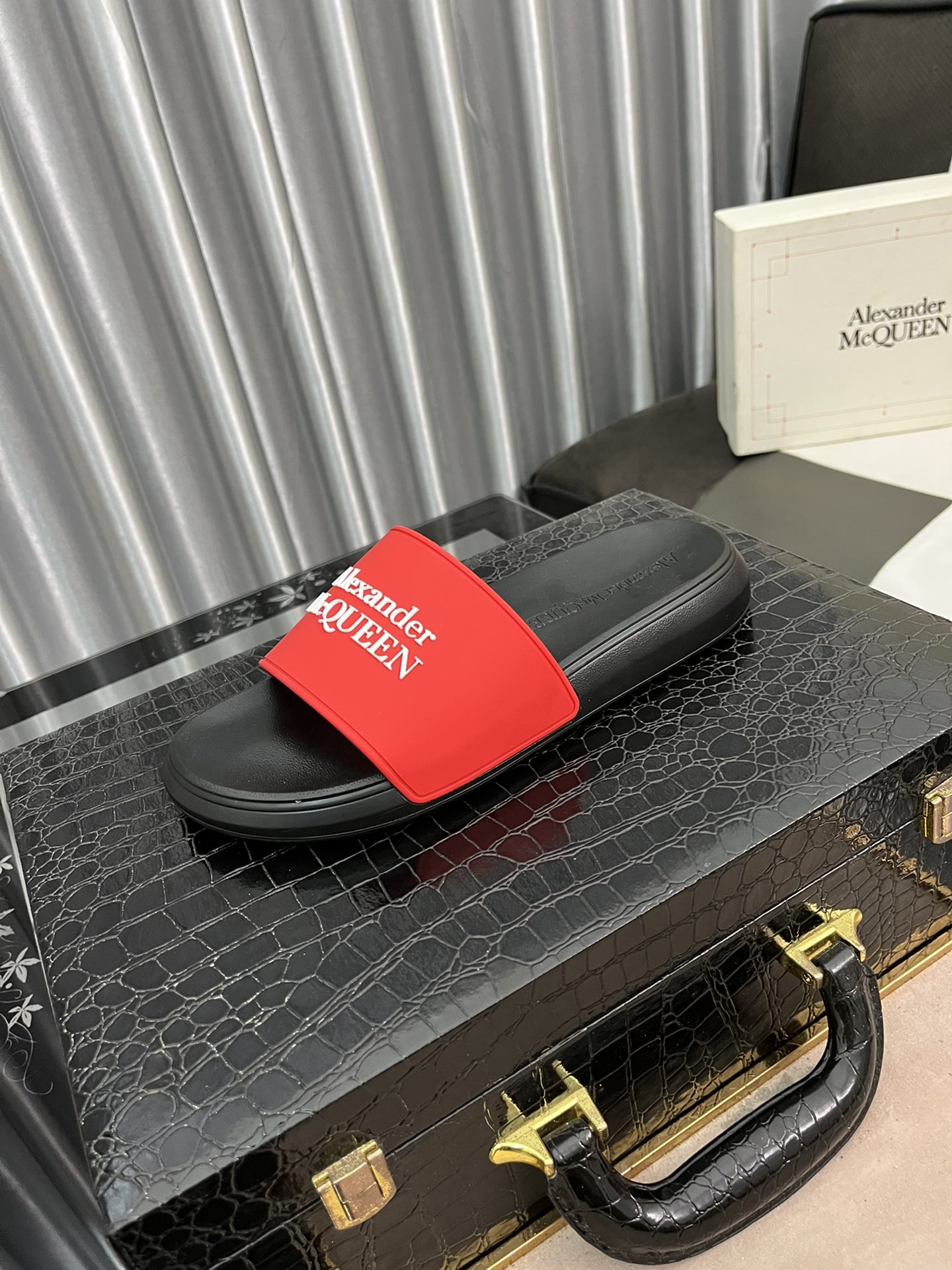 H0  情侣款CX- G5 22Alexander McQUEEN拖鞋再次升级为最高品质✅💪 麦昆 Alexander McQueen  春夏秋冬 顶级版本 代购级别✅🏆大底：PU+专柜1:1🏆鞋盒：原版米黄盒. 外加白翻盖合双层保护.布袋.手提袋.合格证1:1开模4件.