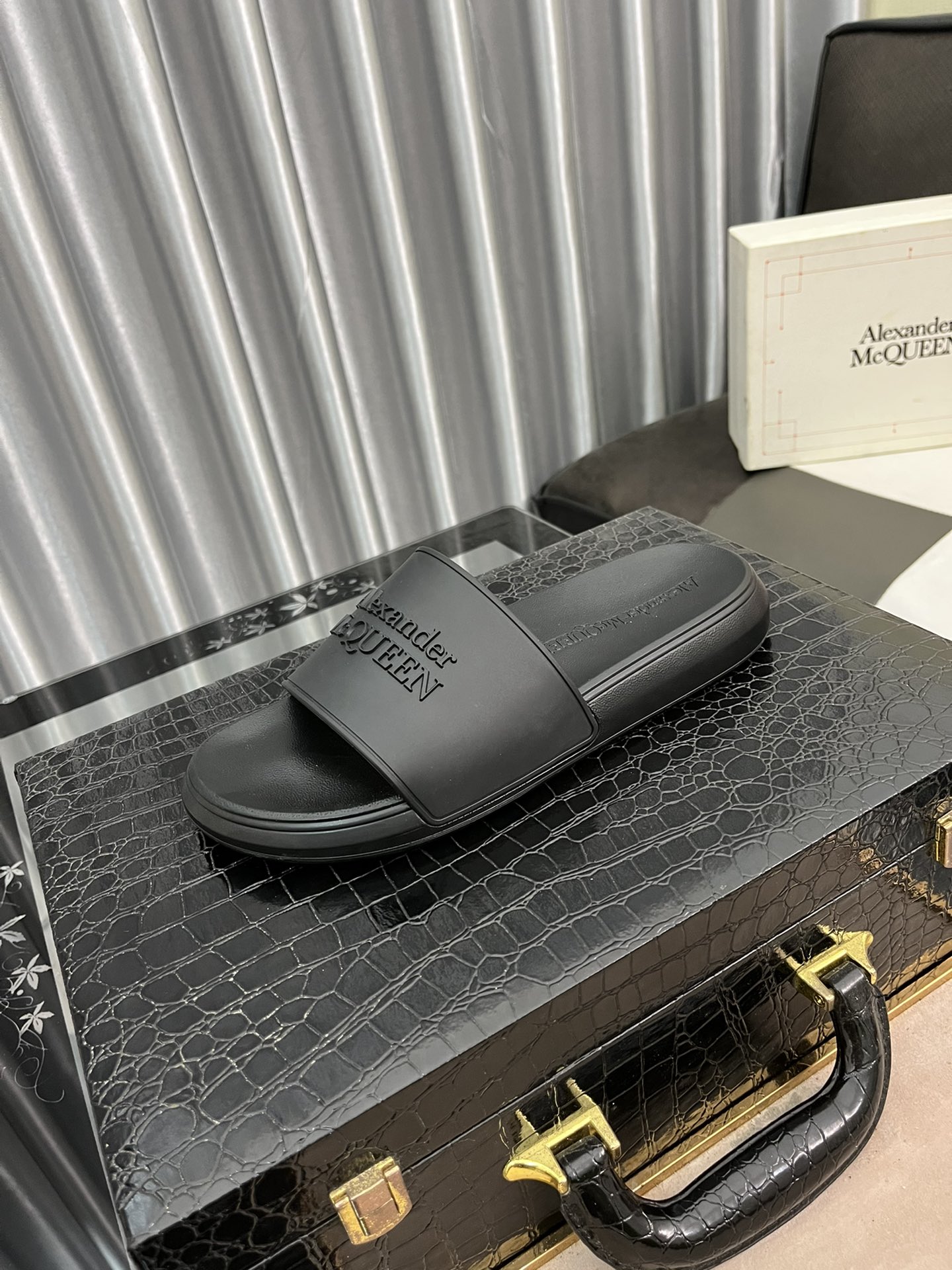 H0  情侣款CX- G5 22Alexander McQUEEN拖鞋再次升级为最高品质✅💪 麦昆 Alexander McQueen  春夏秋冬 顶级版本 代购级别✅🏆大底：PU+专柜1:1🏆鞋盒：原版米黄盒. 外加白翻盖合双层保护.布袋.手提袋.合格证1:1开模4件.