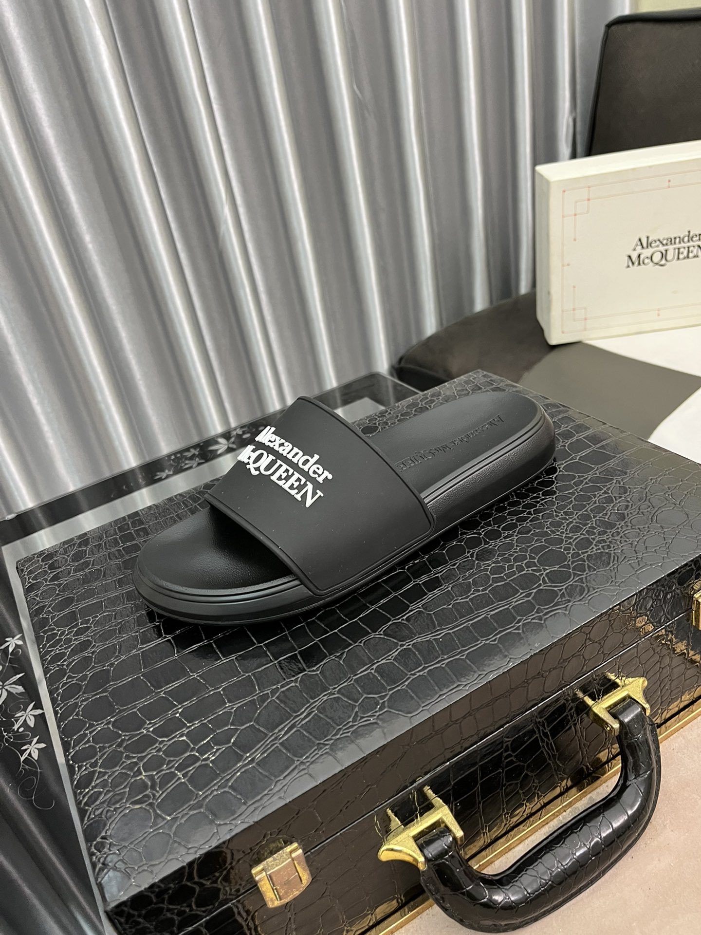 H0  情侣款CX- G5 22Alexander McQUEEN拖鞋再次升级为最高品质✅💪 麦昆 Alexander McQueen  春夏秋冬 顶级版本 代购级别✅🏆大底：PU+专柜1:1🏆鞋盒：原版米黄盒. 外加白翻盖合双层保护.布袋.手提袋.合格证1:1开模4件.