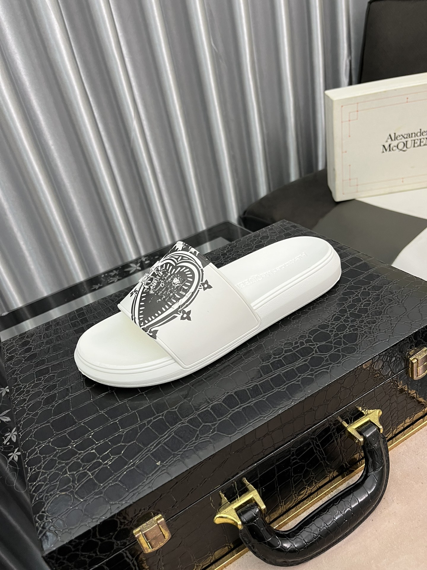 H0  情侣款CX- G5 22Alexander McQUEEN拖鞋再次升级为最高品质✅💪 麦昆 Alexander McQueen  春夏秋冬 顶级版本 代购级别✅🏆大底：PU+专柜1:1🏆鞋盒：原版米黄盒. 外加白翻盖合双层保护.布袋.手提袋.合格证1:1开模4件.