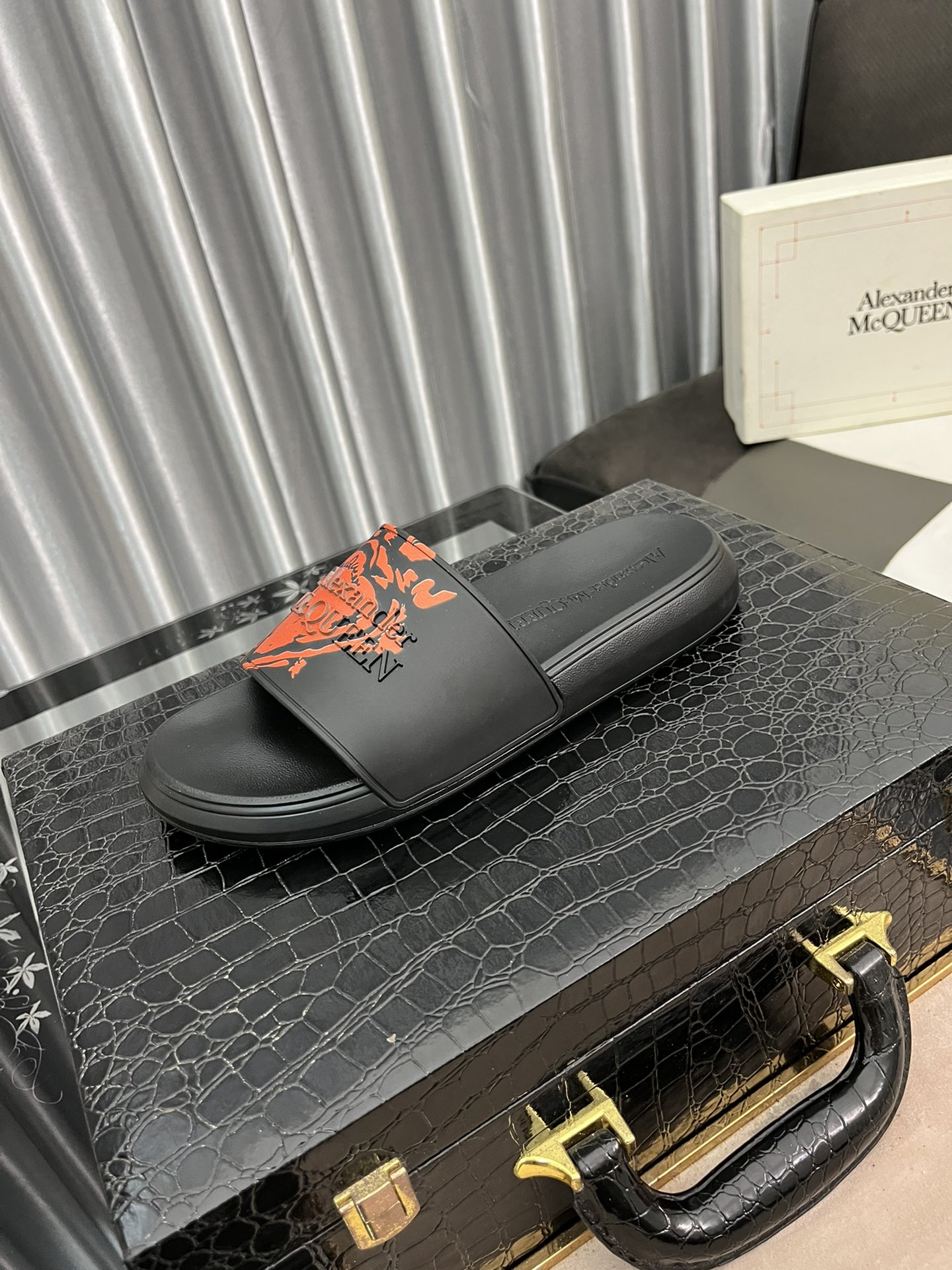 H0  情侣款CX- G5 22Alexander McQUEEN拖鞋再次升级为最高品质✅💪 麦昆 Alexander McQueen  春夏秋冬 顶级版本 代购级别✅🏆大底：PU+专柜1:1🏆鞋盒：原版米黄盒. 外加白翻盖合双层保护.布袋.手提袋.合格证1:1开模4件.