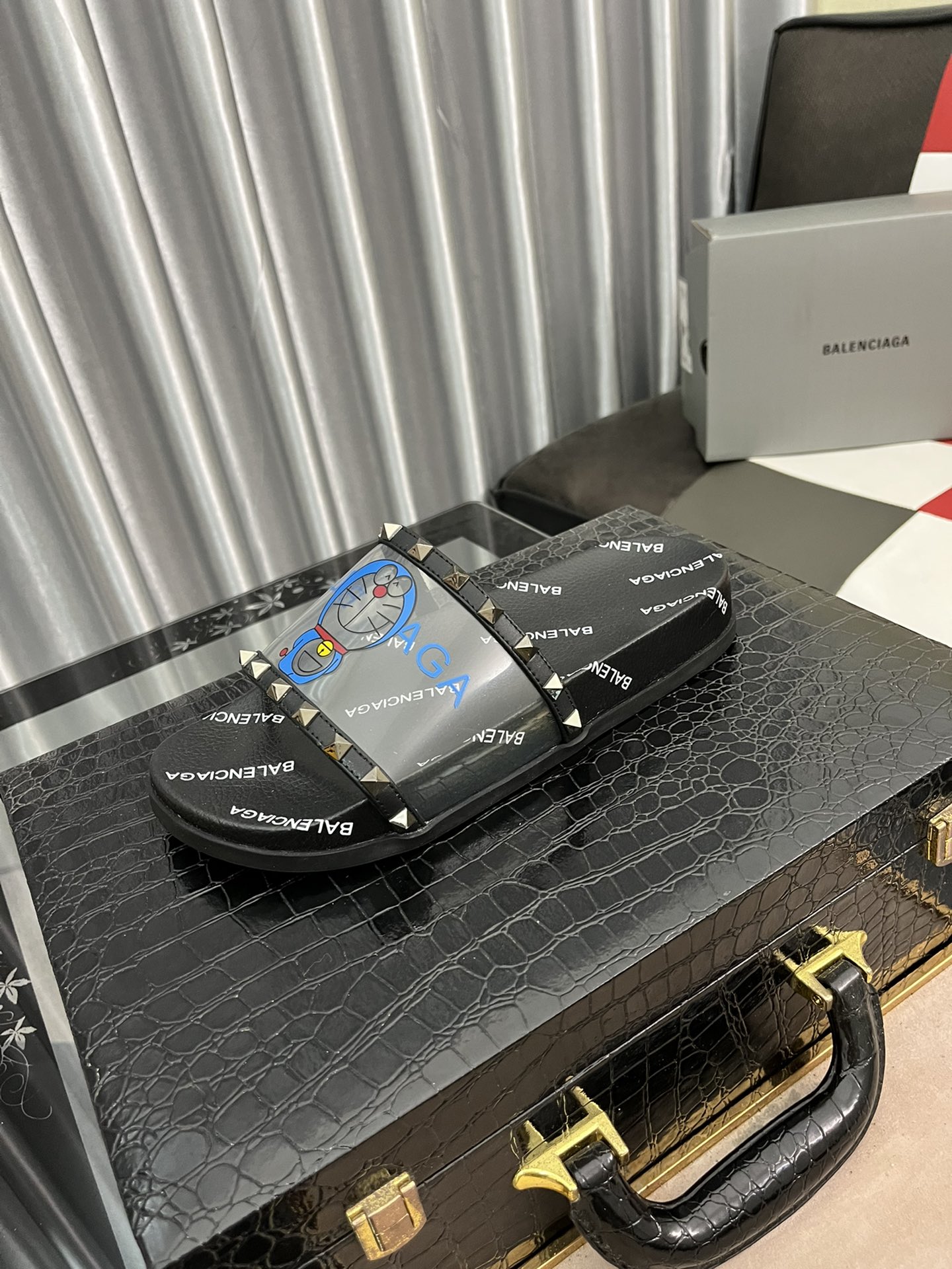 H0  巴黎世家 拖鞋Balenciaga  2021SS升级版❤INS爆款现货发售🎉🎉私人购入开模，一字带特别包脚舒适，松口和勒脚都不会有脚感舒适升级版PU发泡脚床 牛皮纹理记忆回弹所有的材质与工艺。