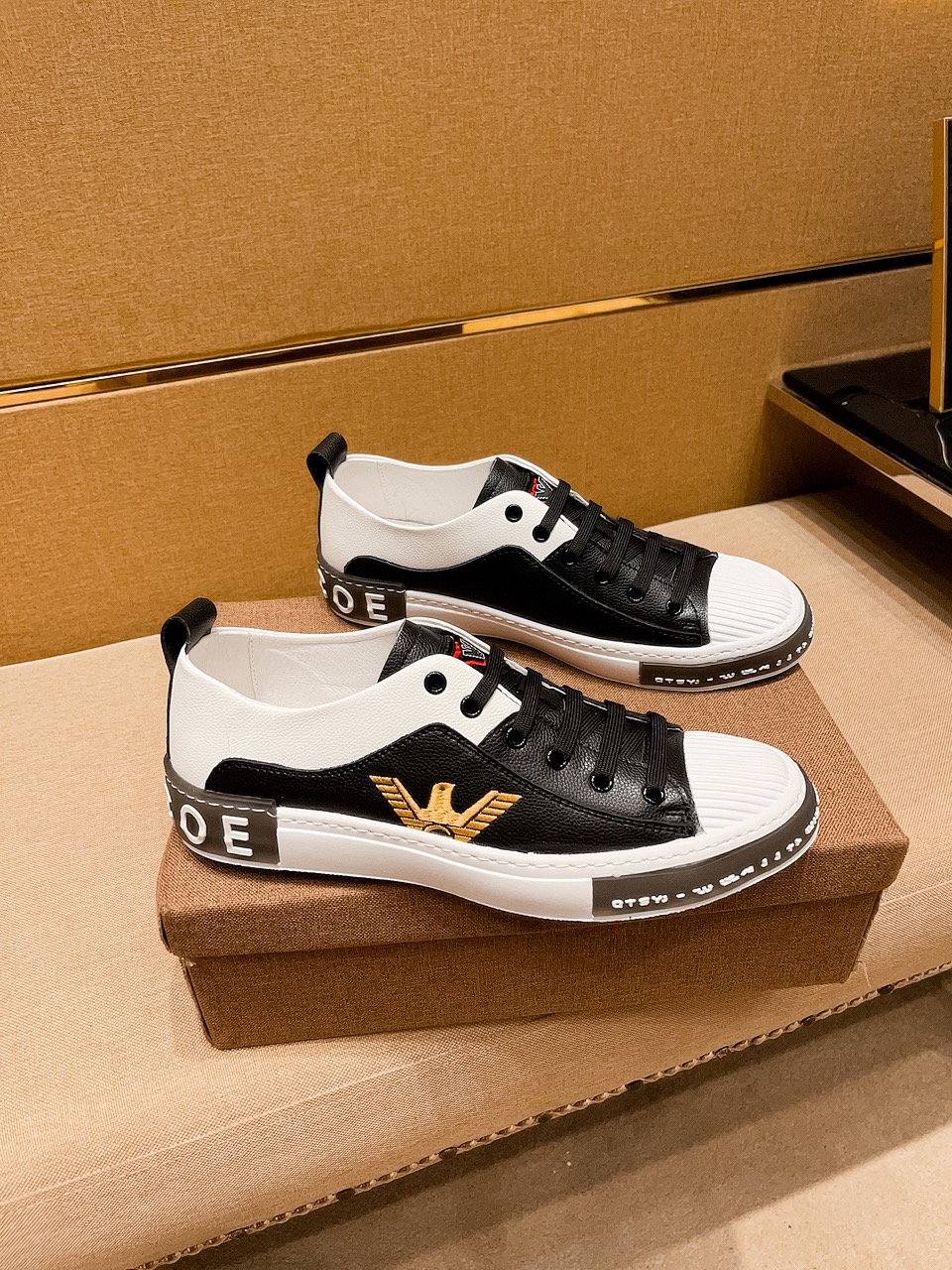 I5  阿玛尼 男鞋高端品牌 官网1：1最新力作：鞋面采用意大利进口头层牛皮搭配舒适透气 原版防滑耐磨大底制作 ，让行走更加便捷舒适，惊世之作，与官方的质量相比美的1：1复刻[色]打造时尚个性衬托你的与众不同潮男必备!经典