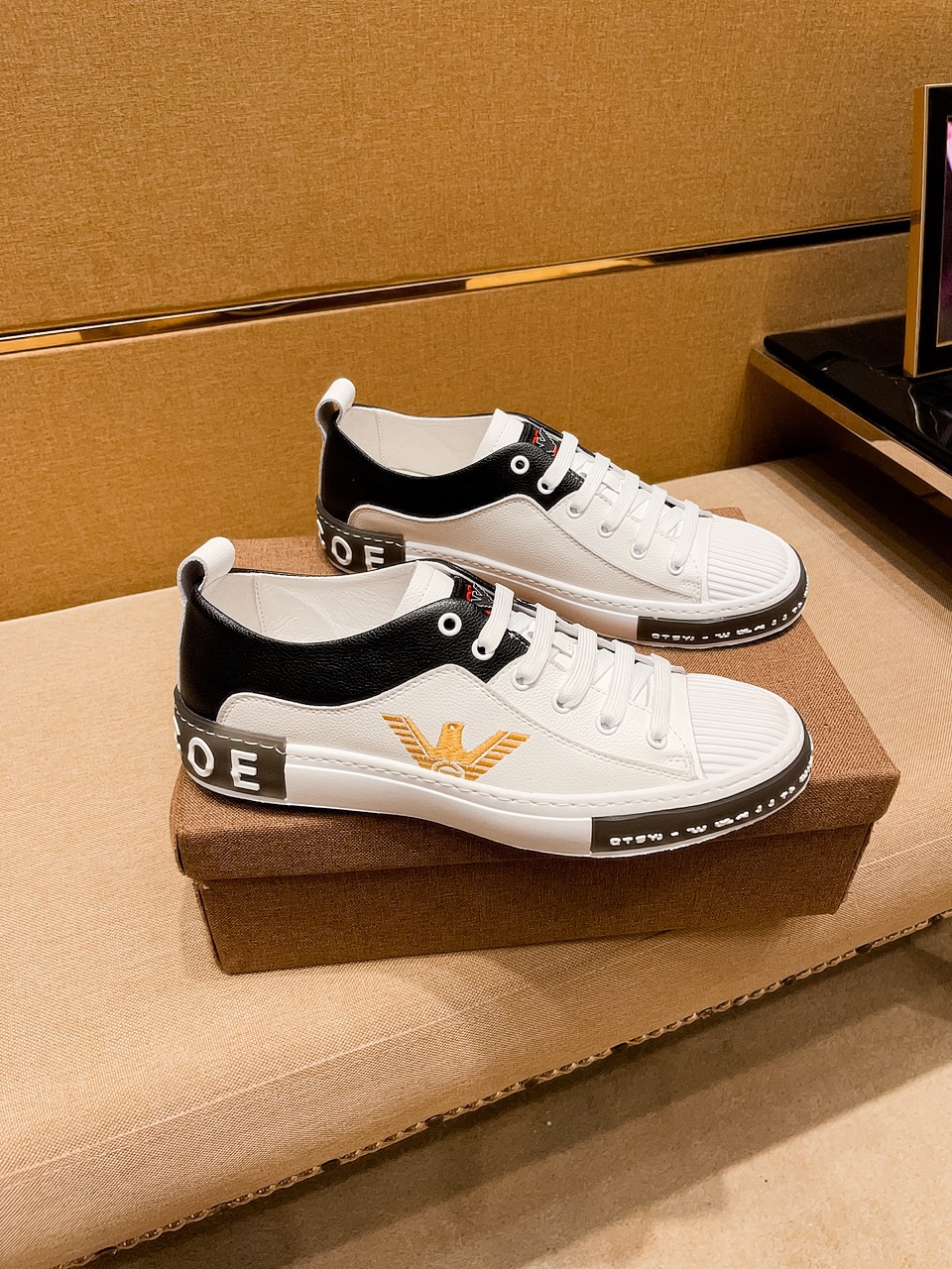 I5  阿玛尼 男鞋高端品牌 官网1：1最新力作：鞋面采用意大利进口头层牛皮搭配舒适透气 原版防滑耐磨大底制作 ，让行走更加便捷舒适，惊世之作，与官方的质量相比美的1：1复刻[色]打造时尚个性衬托你的与众不同潮男必备!经典