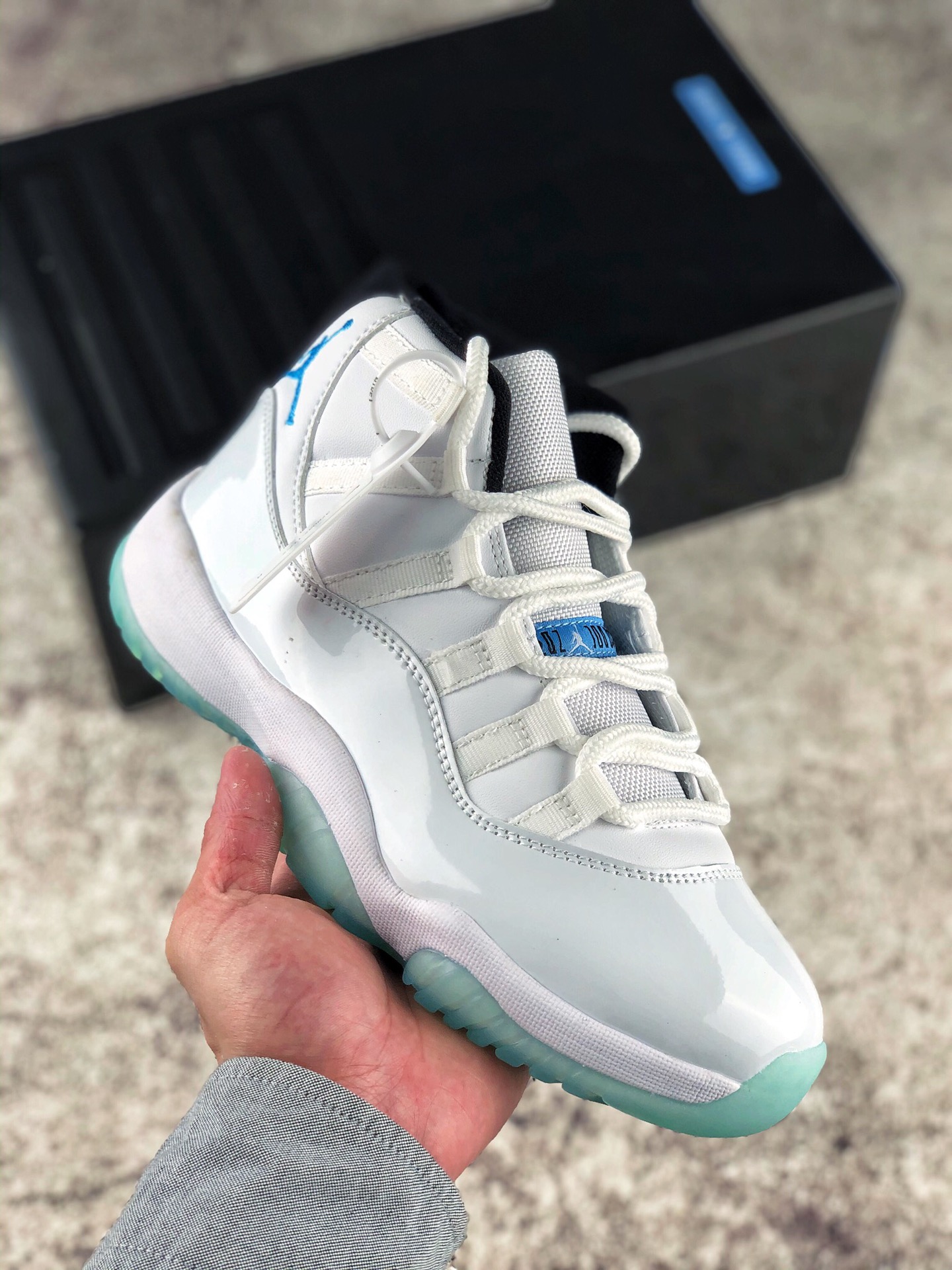 本地自取 终端放货
Air Jordan 11 Low 