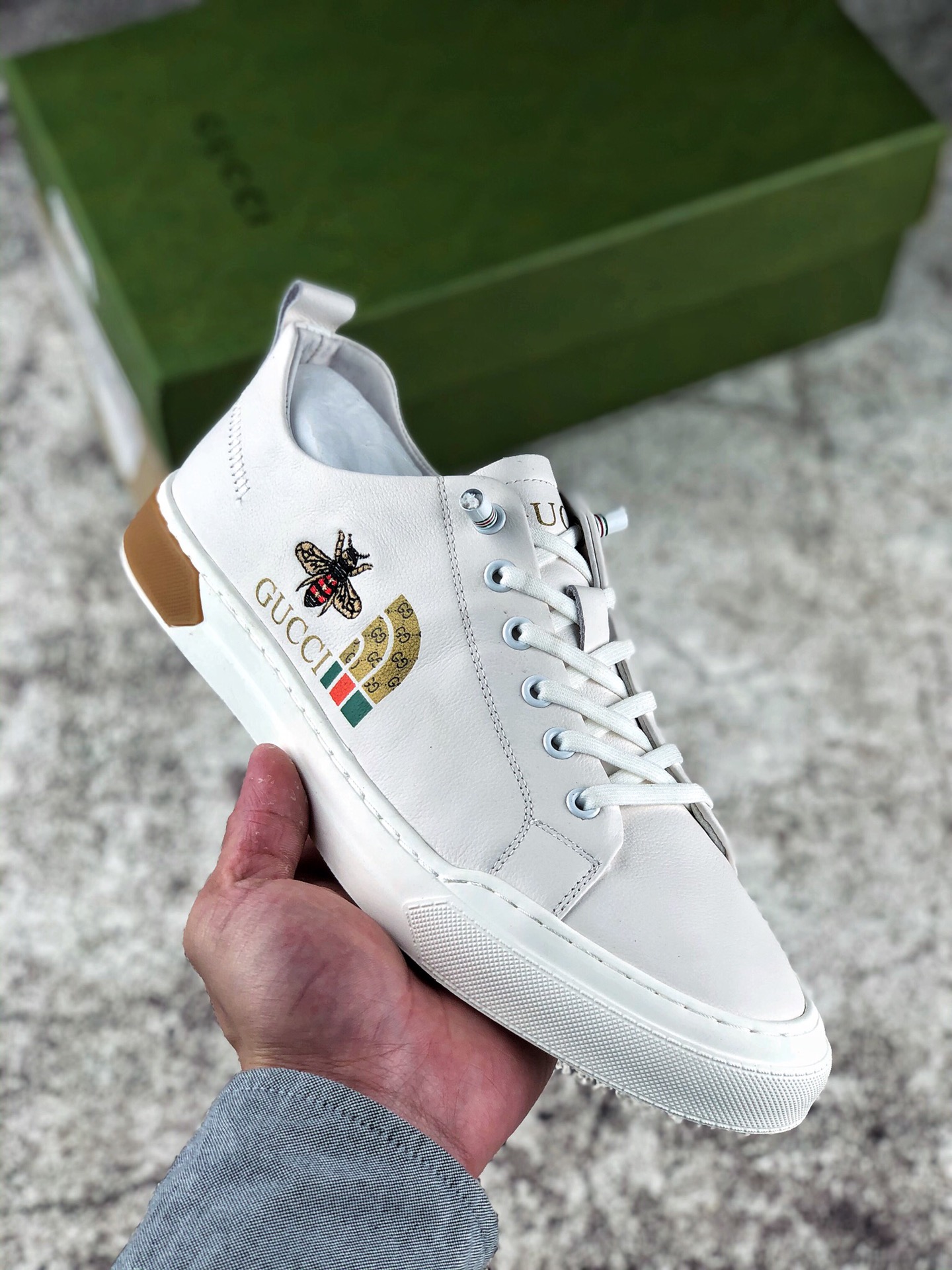 本地自取 核心放店
独家实拍纯原级别 海外版 高奢 Gucci Screener GG High-Top Sneaker小白鞋系列 刺绣小蜜蜂＃全套专柜包装物及配件 这款休闲运动鞋采用轻薄底结构，巧妙运用外观设计、配色和材质三重元素，展现出潮流风范 搭配经典刺绣小蜜蜂及同色调皮革滚边，突显时尚大气的品味。意大利进口超软小牛皮 鞋底采用超软橡胶大底内外锁死工艺 最大限度弯折永不开胶，原鞋一致效果环保无味  
Size：38 39 40 41 42 43 44