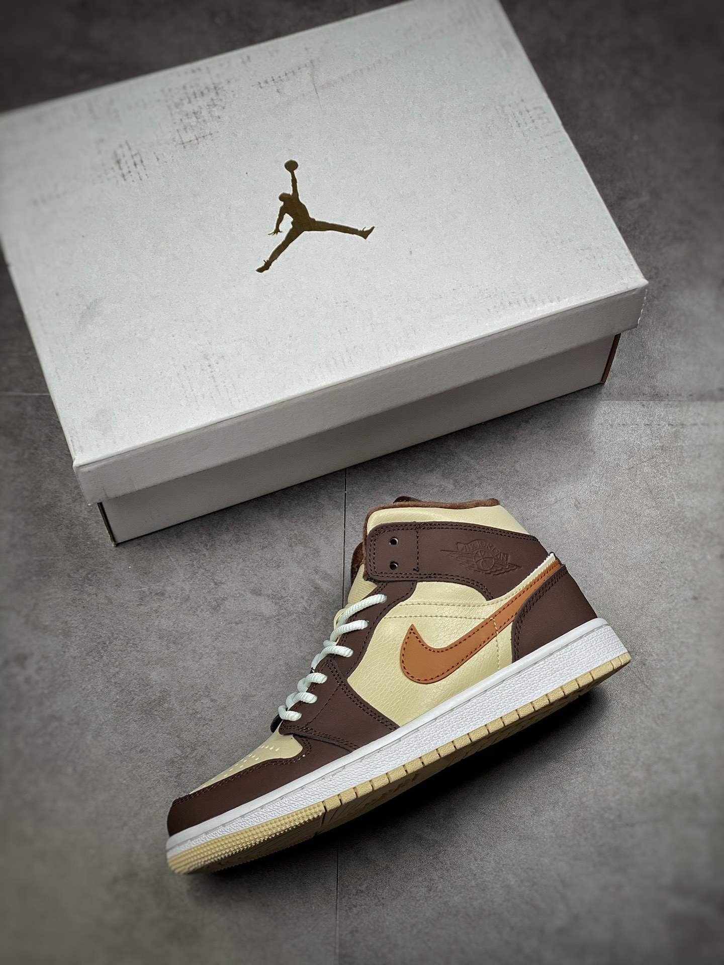 240 Air Jordan AJ1 Mid 玄武岩棕 DO6699-200