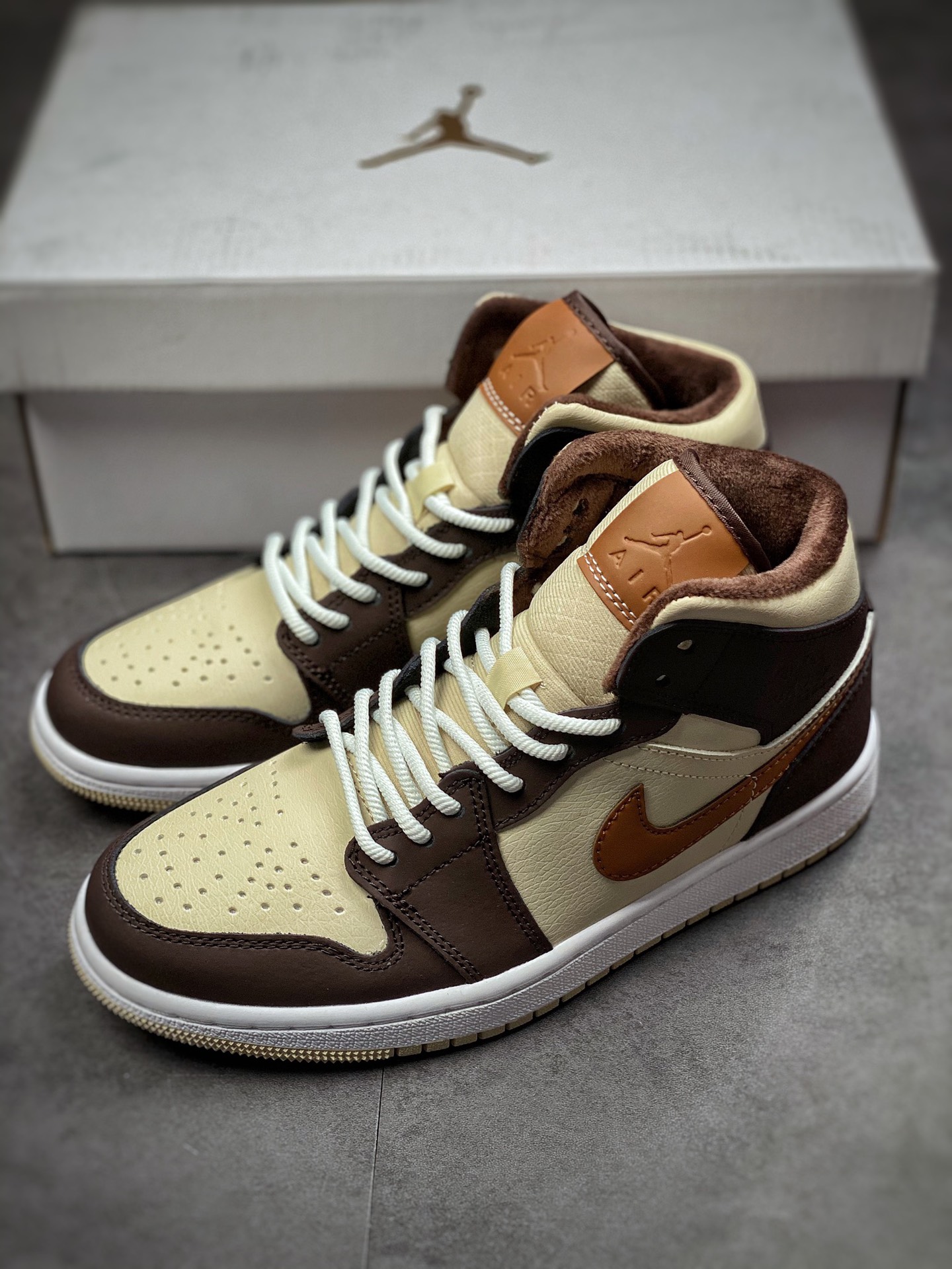 240 Air Jordan AJ1 Mid 玄武岩棕 DO6699-200