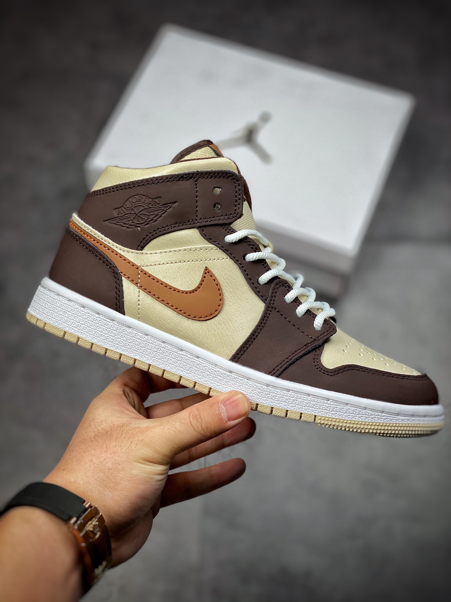 240 Air Jordan AJ1 Mid 玄武岩棕 DO6699-200