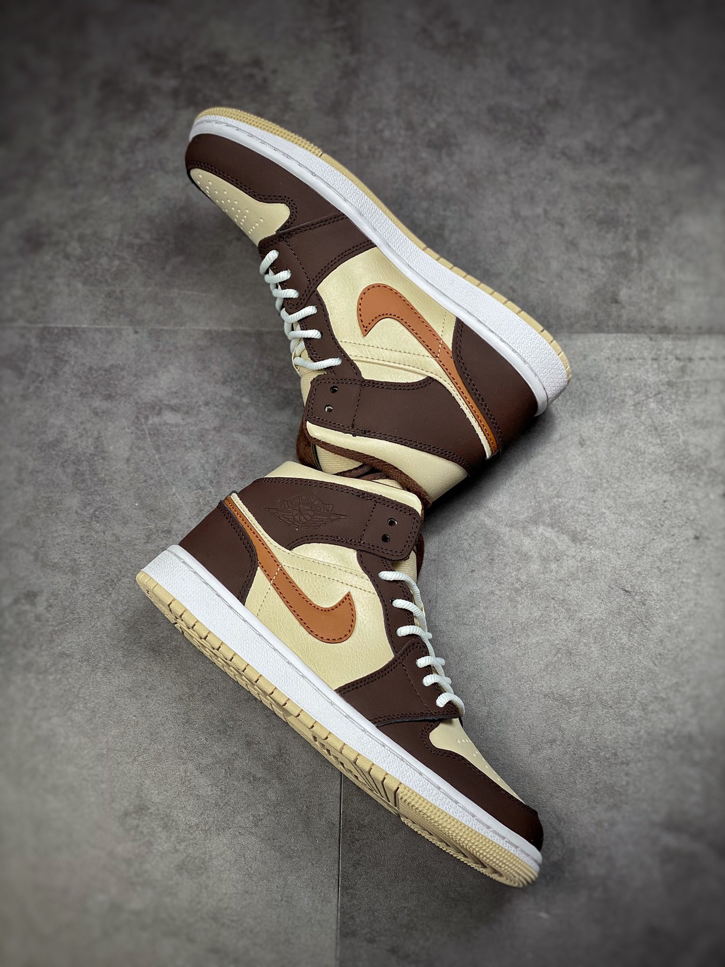 240 Air Jordan AJ1 Mid 玄武岩棕 DO6699-200