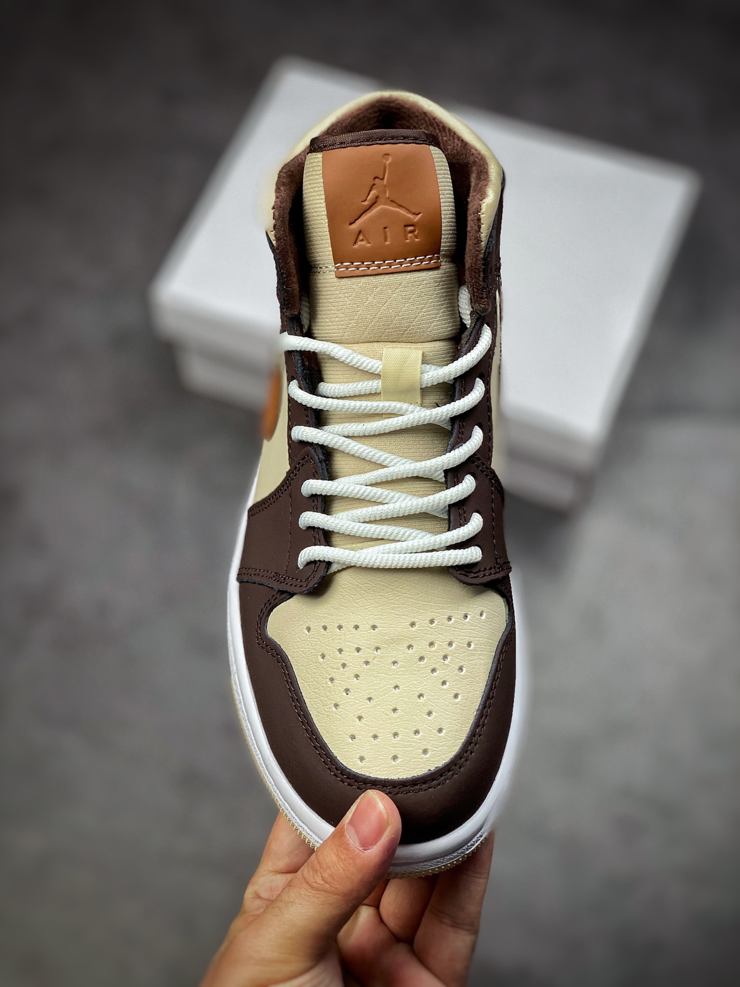 240 Air Jordan AJ1 Mid 玄武岩棕 DO6699-200