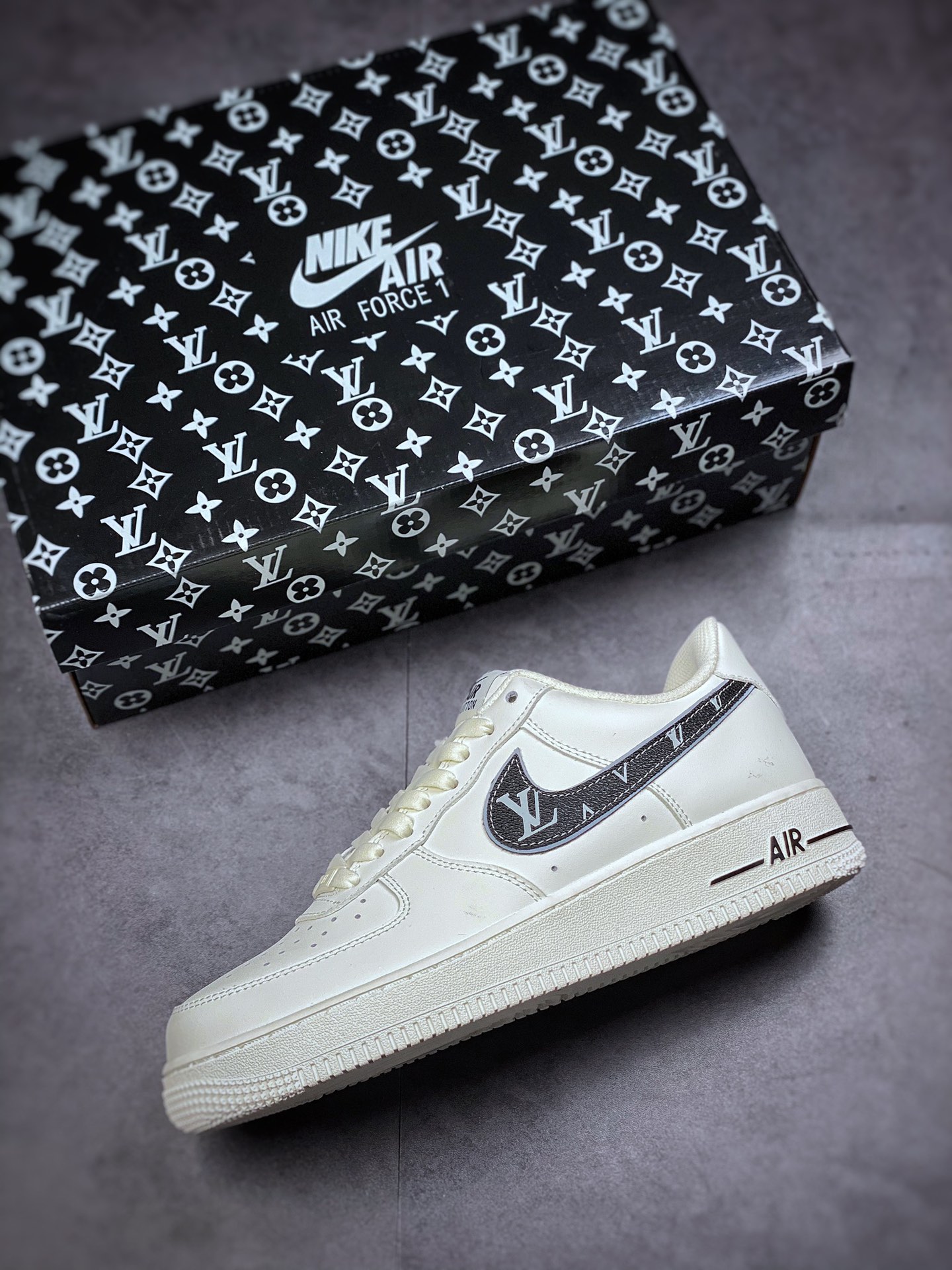 240  Nike Air Force 1 Low 07 × LV 联名米白黑 KV3696-660