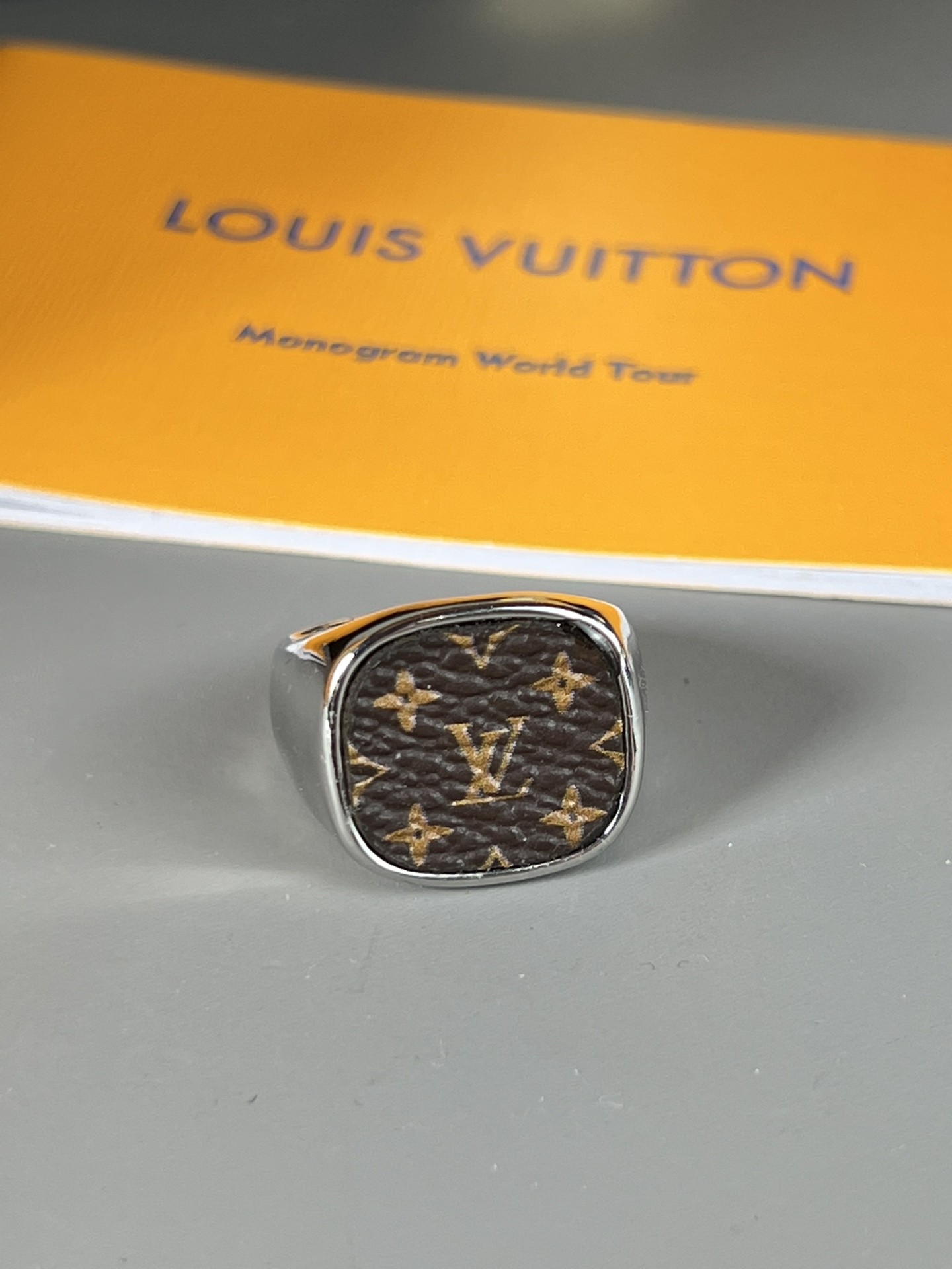  LV 新款 男士戒指，经典好看，百搭又出彩，戒指一带毫不费力的变有型，3个码数，S、M、L