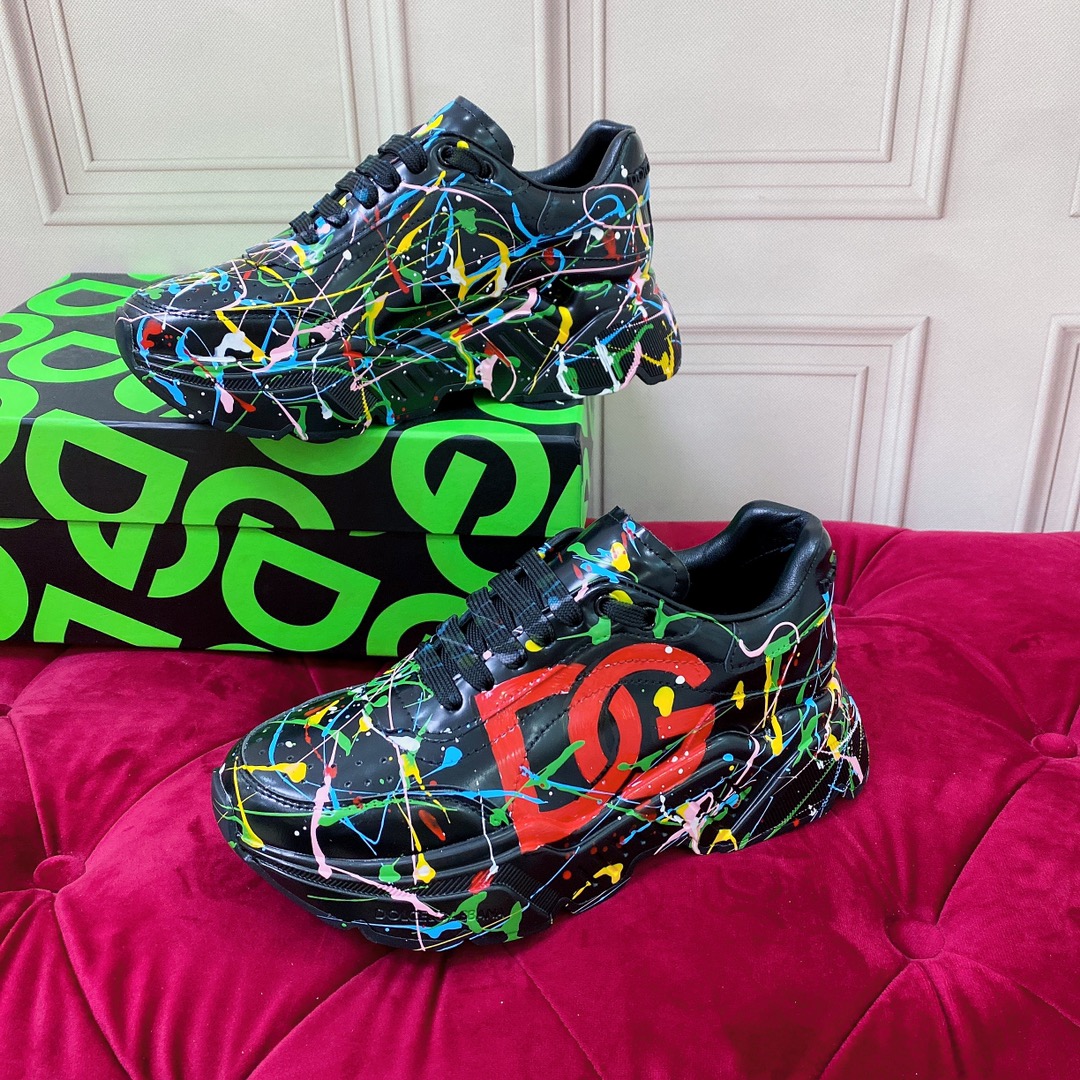 NO:167946,Women's model men's model high-end version high-quality brand outsole DOLCE & GABBANA new model top version high-end quality green box packaging brand outsole exclusive seiko custom-made on the market heel three-dimensional brand letter craftsmanship embellishes beautiful luxury shining exquisitely many people love using high-end imported edge bead cowhide   hand-painted black sheep perfectly interprets the latest inspiration for shoes. Classic and fashion are integrated into luxury and dreams, fashionable high-end quality. Size number for women 35-41 (41 custom made without return) for men 38-45 Standard size, casual shoes/sports shoes, Dolce & Gabbana, sneakers, cowhide19860909女款 男款 高端版本 高质量 品牌大底DOLCE & GABBANA 新款 顶级版本 高端质量 绿色盒包装 品牌大底 独家精工定制上市 后跟立体品牌字母工艺点缀绝美奢华闪耀 精湛的做众多人至爱采用高端进口开边珠牛皮 手绘 黑色羊里 完美诠释鞋履最新灵感 经典与时尚融为一体奢华迷梦驾凌时尚高端品质 码数 女35-41（41订做不退换）男款38-45 标准码数,休闲鞋/运动鞋,Dolce&Gabbana,sneakers,cowhide,Women's Shoes