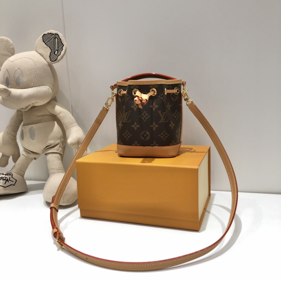 NO:178257,M81266 The Nano Noé handbag is a classic 1932 Noé handbag, which combines traditional design and contemporary functions with Monogram canvas and cowhide trim. Enjoy space to accommodate keys, clips and mobile phones, with removable handles and removable and adjustable shoulder straps for multiple portability. Detailed features 13 x 16 x 10 cm (length x height x width) Monogram coated canvas Aged cowhide trim Microfiber lining Metal parts Drawstrings Removable, adjustable straps Half length 47.0 cm Half length adjustable to 56.0 cm Handle single handle, removable, cowhide19860909M81266 本款 Nano Noé 手袋浓缩 1932 年 Noé 手袋的经典构型,以 Monogram 帆布和牛皮革饰边融合传统设计和当代功能.充裕空间可容纳钥匙、卡夹和手机等随行所需,可拆卸手柄和可拆卸并调节的肩带实现多种背携方式. 详细特征 13 x 16 x 10 厘米 (长度 x 高 x 宽) Monogram 涂层帆布 做旧牛皮革饰边 微纤维内衬 金属件 抽绳开合 肩带可拆卸,可调节 包带半长47.0 厘米 包带半长可调至56.0 厘米 手柄单手柄,可拆卸,,cowhide,Bag