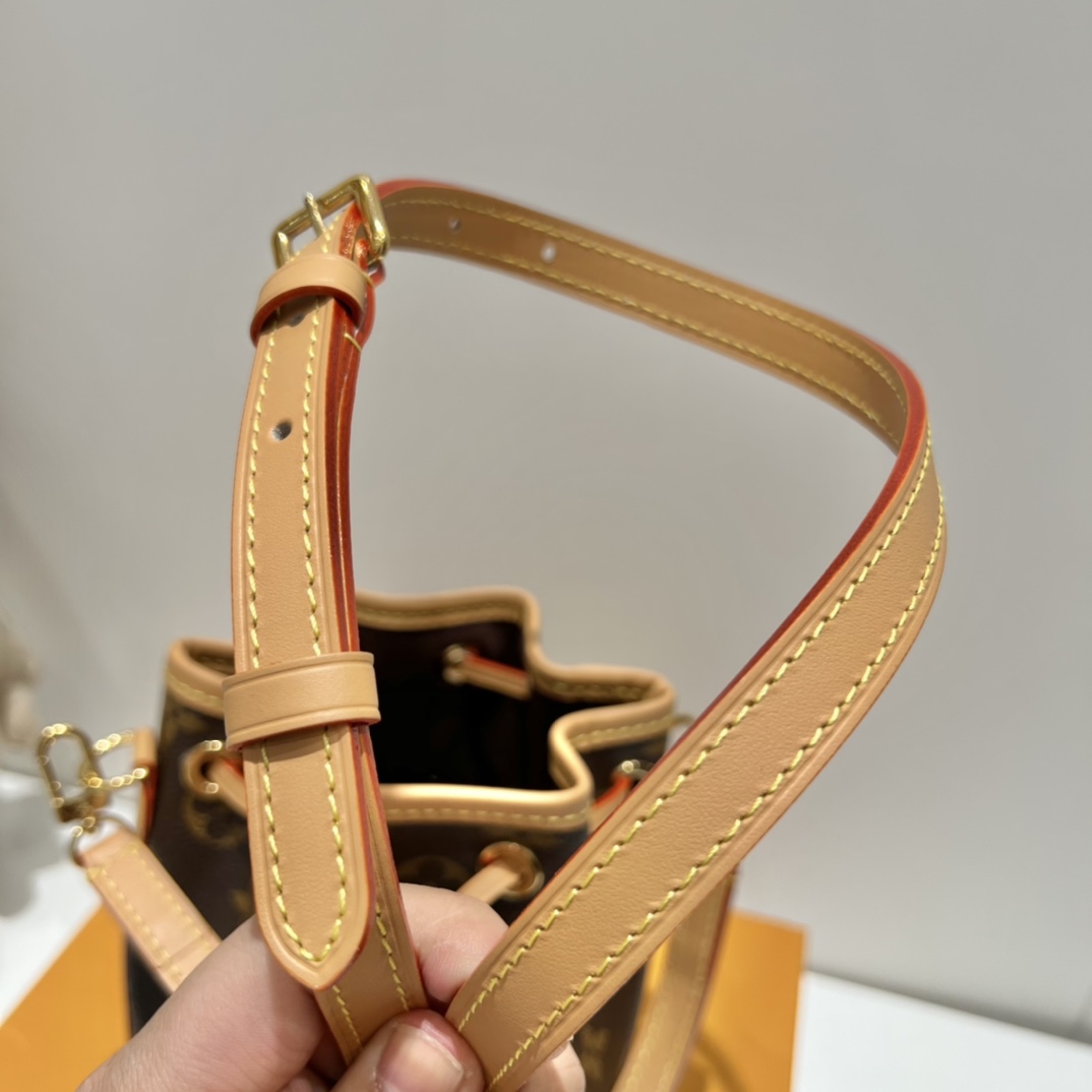 NO:178261,The yellow skin of the imported Italian tree cake has an invincible texture!  The cover-fitting line has been done to the extreme!  Hardware uses original embryo Swiss steel, CNC fine carving technology, and OEM genuine electroplating data!  It will not fade and will only wear naturally. The market is basically half-steel alloy hardware with no texture. Original oil edges. Genuine craftsmanship, smooth lines, no tops, bright colors,19860909意大利进口树糕黄皮,质感无敌！包身走线做到了极致！五金采用原胚瑞士钢、CNC精雕工艺、代工厂正品电镀数据！不会掉色只会自然磨损,市场上基本都是半钢合金的五金毫无质感 原厂油边 正品的工艺、线条流畅、绝不上面、色彩鲜艳,,Bag