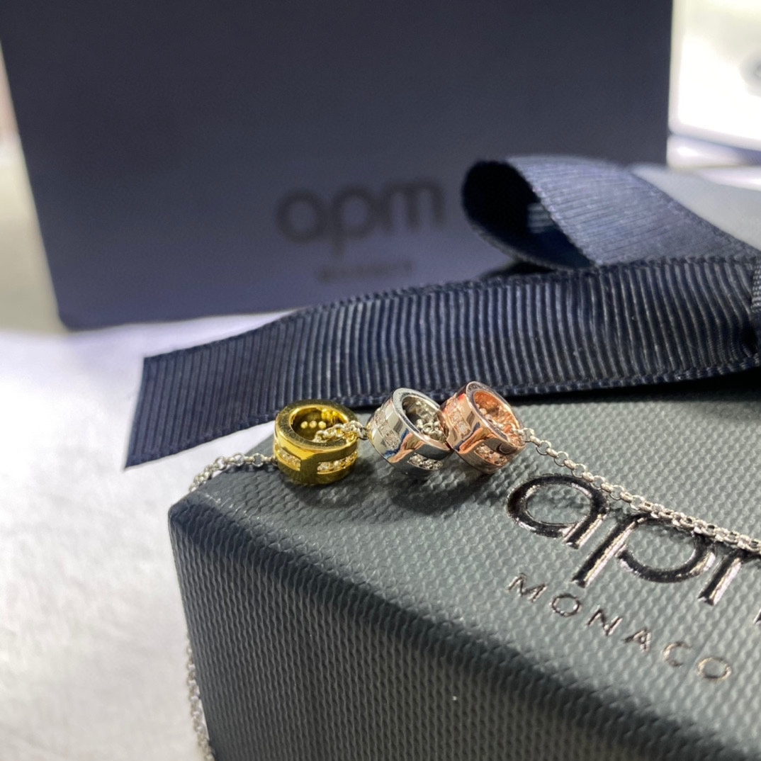  APm monaco 新品摩斯密码三色吊坠项链！潮酷的摩斯密码，让珠宝更显个性神秘，戒指饰有摩斯密码中
