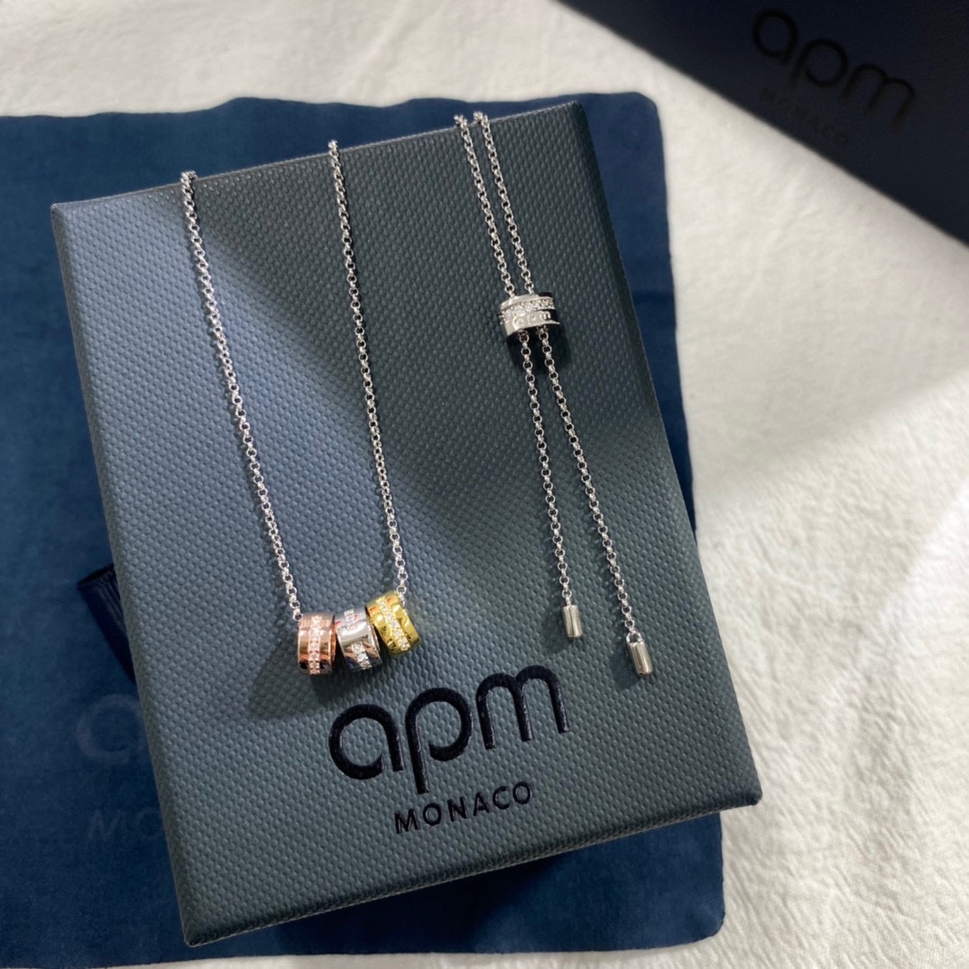  APm monaco 新品摩斯密码三色吊坠项链！潮酷的摩斯密码，让珠宝更显个性神秘，戒指饰有摩斯密码中