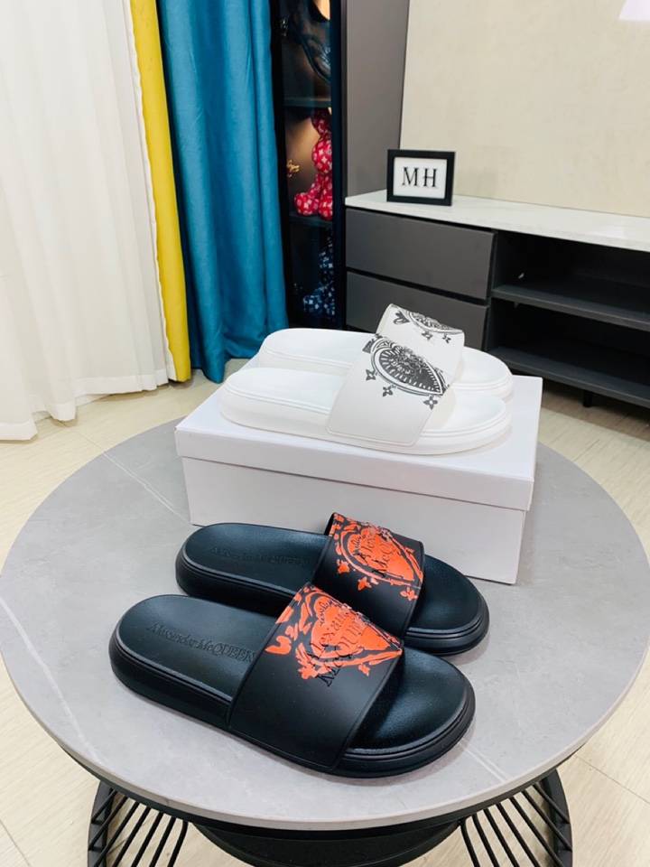 H0   Mc Queen  麦昆 Alexander McQueen .MQ拖鞋出货了👏原版私模大底，轻而防滑 时尚3D品牌logo打印 低调奢华🩴38-44