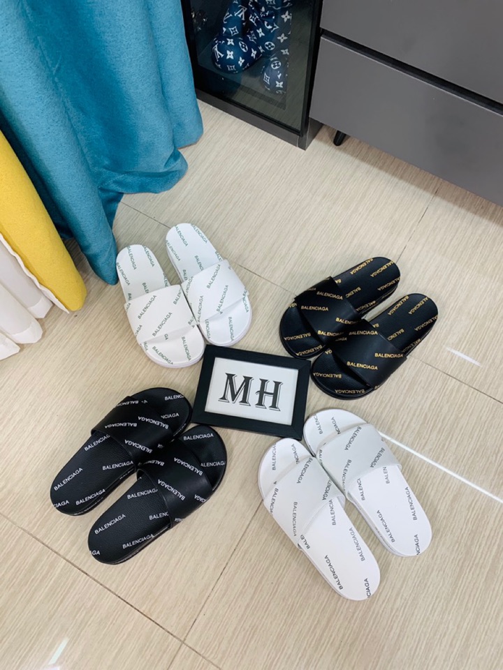 I0  Balenciaga 巴黎世家新品男士拖鞋，高端精品，鞋面精致压花logo装饰，精细做工，鞋底超软，休闲宽松舒适型，夏季必入哦\