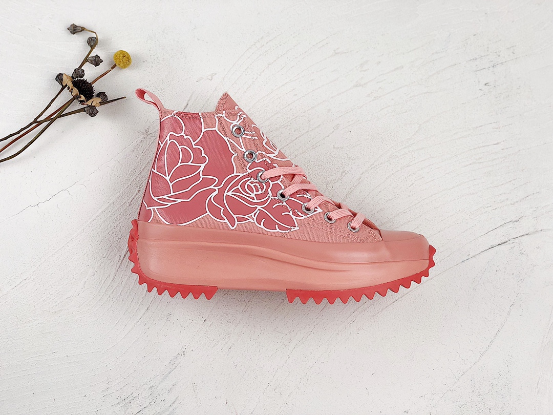 G0 匡威新款Conve rse Run Star Hike Platform 粉红色增高帆布鞋灵感来自娜塔莎云的热情完善她的手艺，脚跟上的对比色明星定义现代平台风格，鞋带帆布保持它的经典。玫瑰细节上的上部增加了其独特的外观