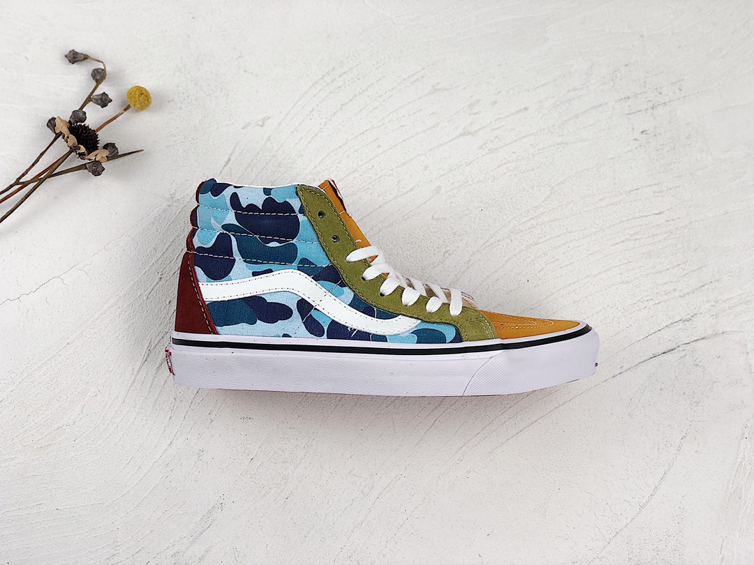 H0 BAPE Vans最新联名来了当青春亮色的迷彩vans帆布鞋一整个夏日气息就出来了VANS和BAPE联名的帆布鞋属于戳中我心全迷彩猿人头印花采用麂皮和帆布结合让整双鞋颜值爆了回头率超高上脚超显干净，又酷又飒，高级感拉满!实物细节质感满满简约大气春夏日常穿搭必备