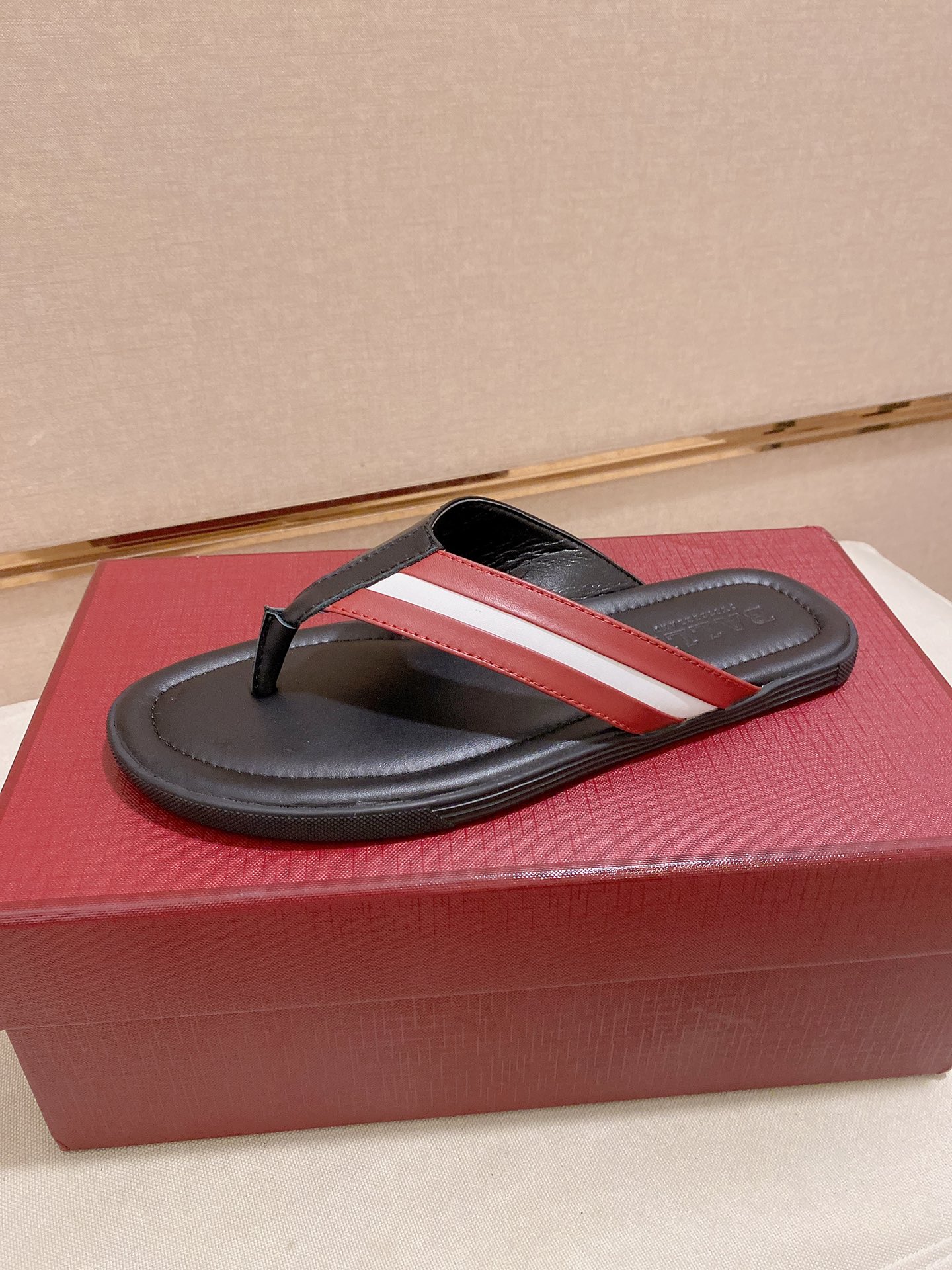 I0   Bally ~巴利最新潮流凉拖上市 官网同款 专柜品质  精选头层小牛皮配巴利原版织带 休闲百搭款 做工精细 用料上层 现货鞋码38到44