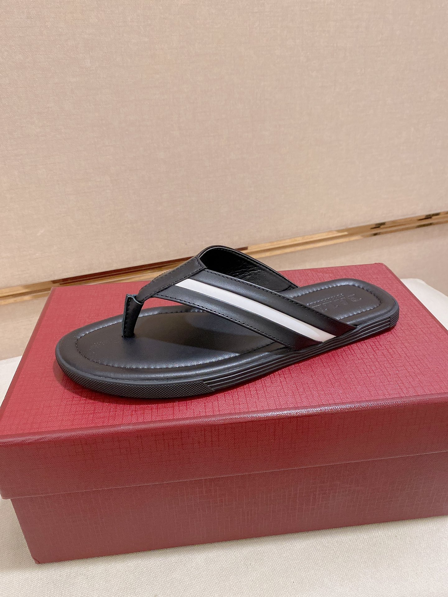 I0   Bally ~巴利最新潮流凉拖上市 官网同款 专柜品质  精选头层小牛皮配巴利原版织带 休闲百搭款 做工精细 用料上层 现货鞋码38到44