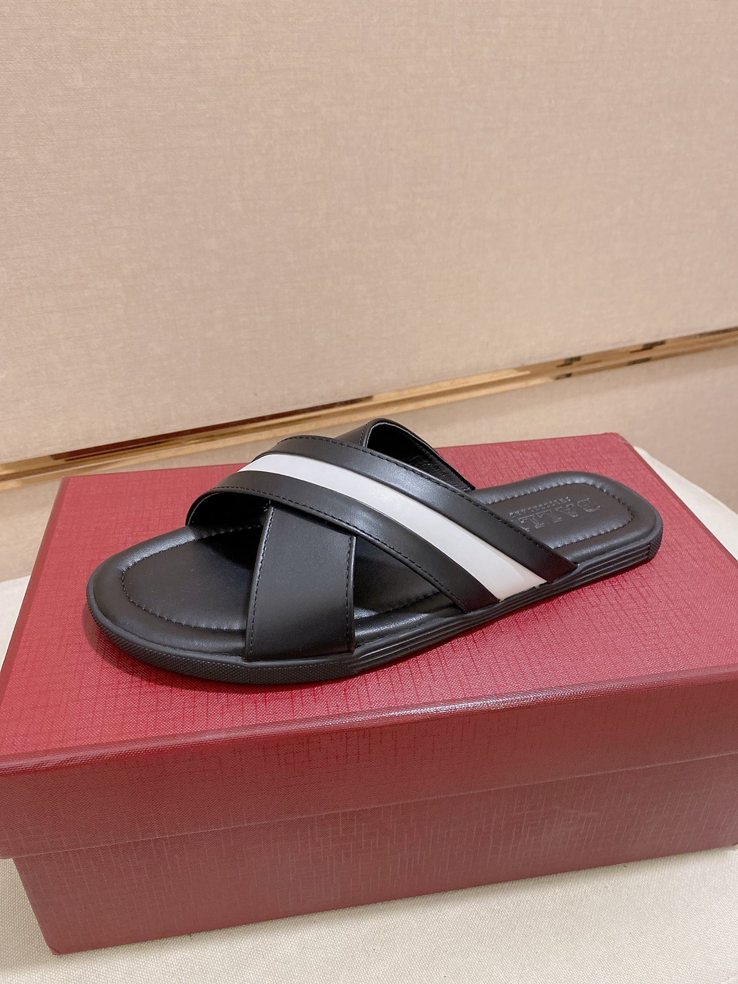 I0   Bally ~巴利最新潮流凉拖上市 官网同款 专柜品质  精选头层小牛皮配巴利原版织带 休闲百搭款 做工精细 用料上层 现货鞋码38到44