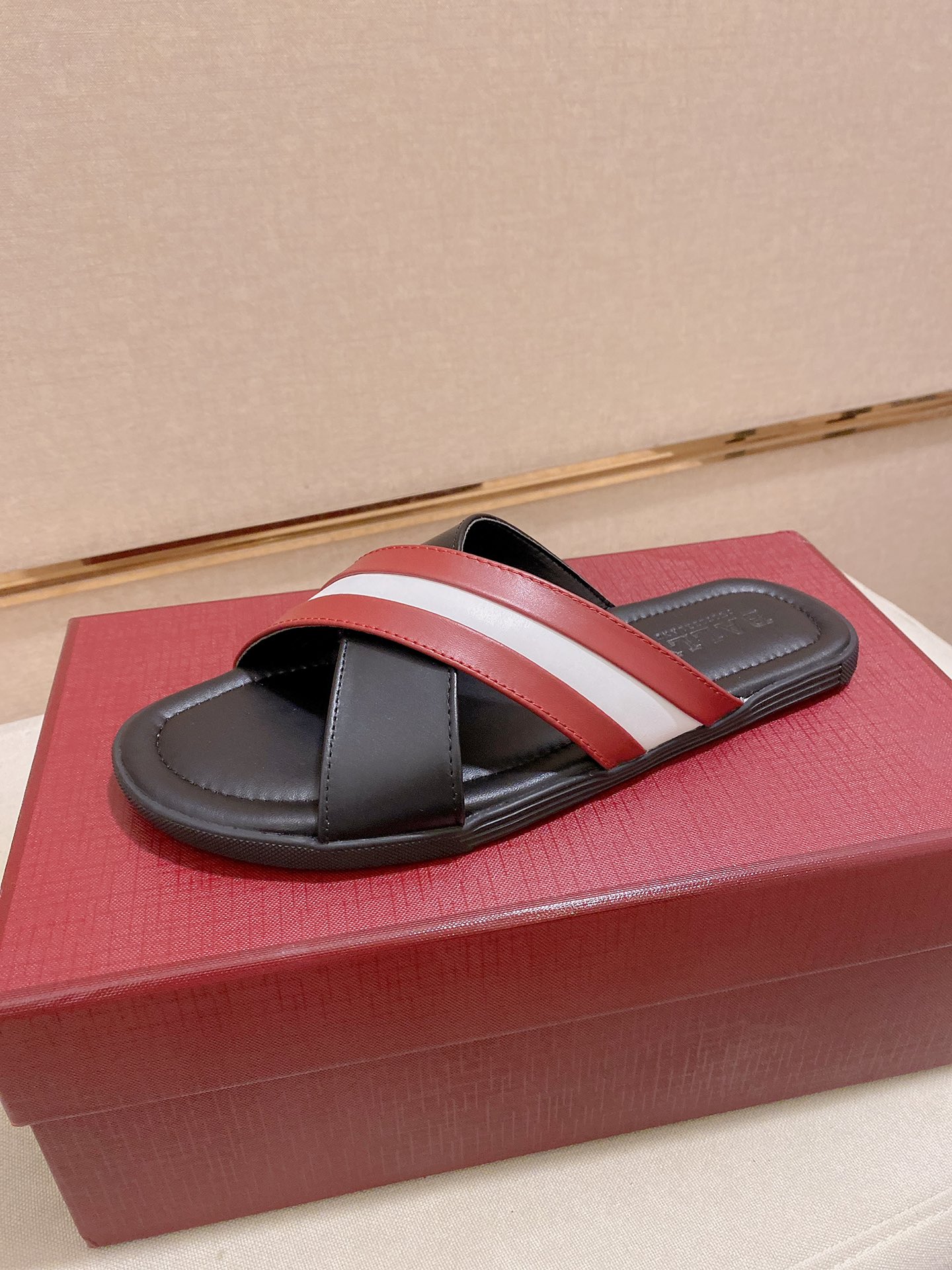 I0   Bally ~巴利最新潮流凉拖上市 官网同款 专柜品质  精选头层小牛皮配巴利原版织带 休闲百搭款 做工精细 用料上层 现货鞋码38到44