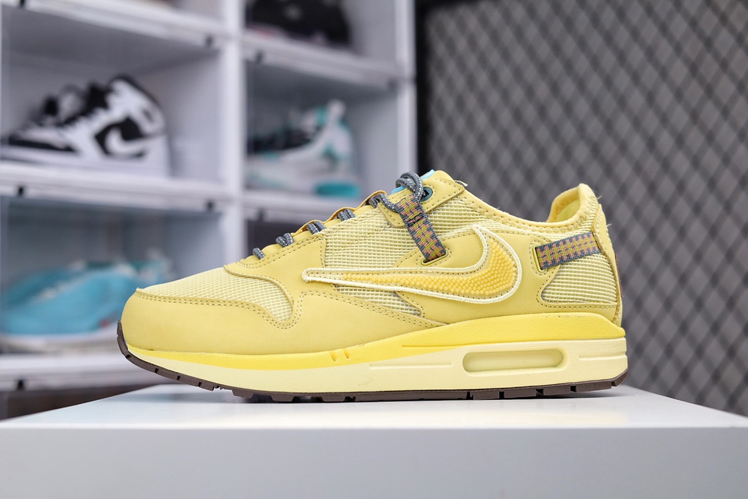 H0 Travis Scott x NK Air Max 1 “Cactus Jack” 重磅联名 棕黄 鞋款采用棕色及乳白色打造鞋面，在鞋款前后部分皆包裹有咖啡色护边。鞋侧的 Swoosh 依旧进行了倒置处理，也是 Travis Scott 的标志性设计。鞋款后跟处点缀有三角形 Logo，鞋底部分采用黄色搭配深色外底打造。鞋舌、鞋跟均有彰显联名身份的图案装点，材质上则是尼龙网面、磨砂皮革等组合而成，质感、细节均有着不错的表现×558XQ