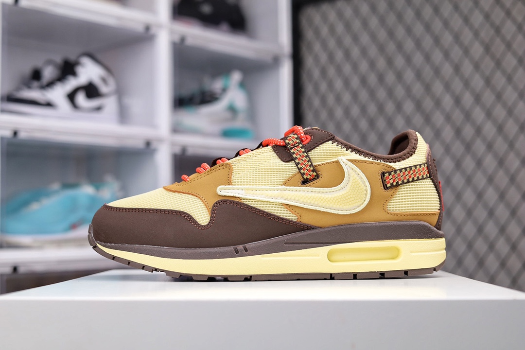 H0 Travis Scott x NK Air Max 1 “Cactus Jack” 重磅联名 棕黄 鞋款采用棕色及乳白色打造鞋面，在鞋款前后部分皆包裹有咖啡色护边。鞋侧的 Swoosh 依旧进行了倒置处理，也是 Travis Scott 的标志性设计。鞋款后跟处点缀有三角形 Logo，鞋底部分采用黄色搭配深色外底打造。鞋舌、鞋跟均有彰显联名身份的图案装点，材质上则是尼龙网面、磨砂皮革等组合而成，质感、细节均有着不错的表现×558XQ