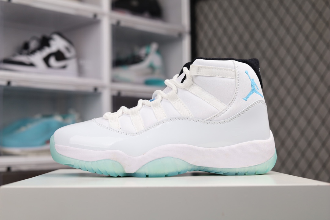 I5 Air Jordan 11 Retro “Legend Blue” 高帮 传奇蓝 AJ11 乔丹11代 aj11 乔11 高邦 哥伦比亚 乔丹篮球鞋系列 款鞋采用了和经典Columbia配色类似的色彩搭配，白色鞋身搭配白色中底和蓝色大底，细节也采用天蓝色点缀,整体效果颇为清爽，十分易于日常穿着搭配887BX